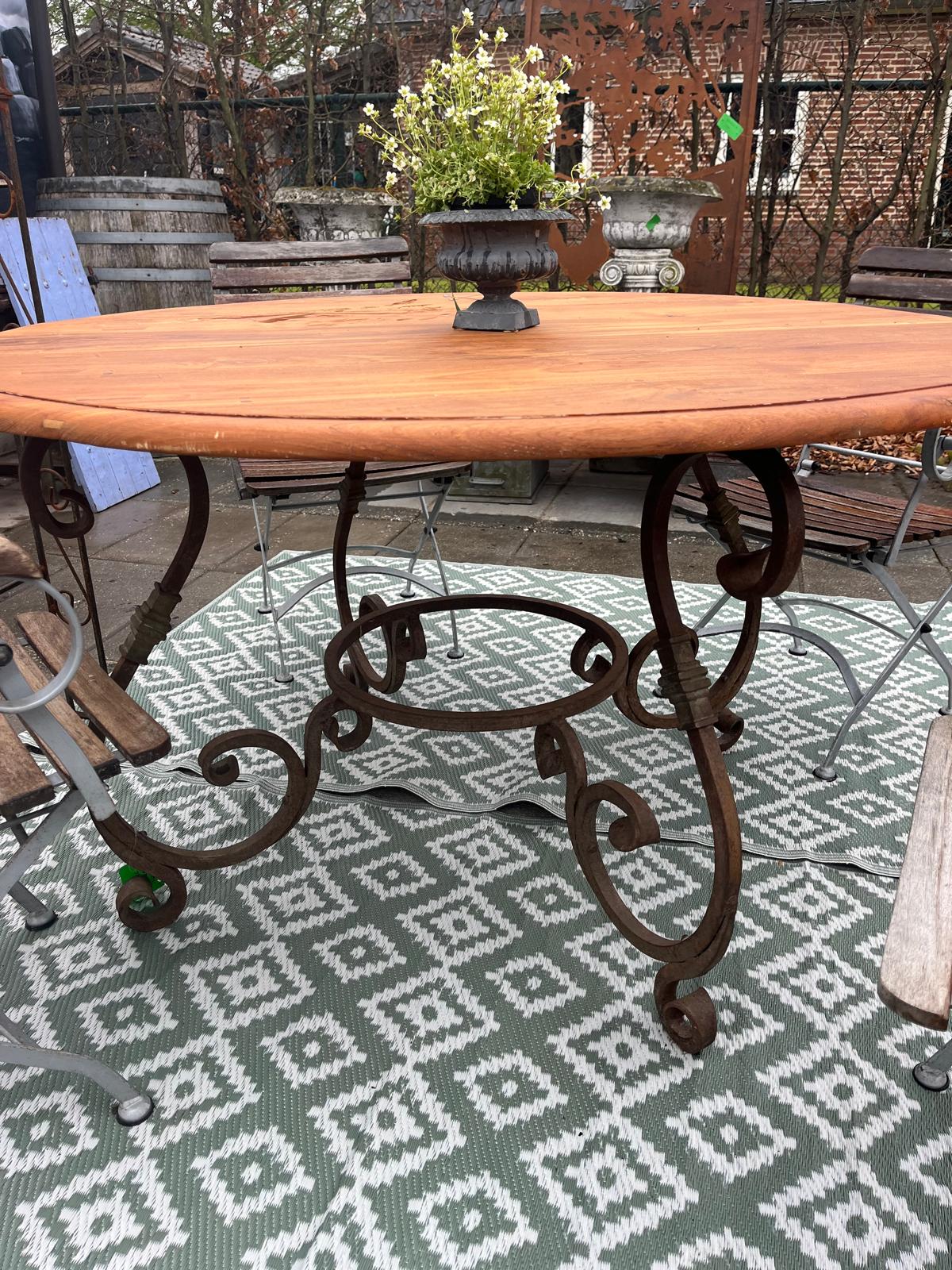 Landelijke (tuin) tafel rond, houten blad en zwaar smeedijzeren onderstel - Brocante bij Ingie