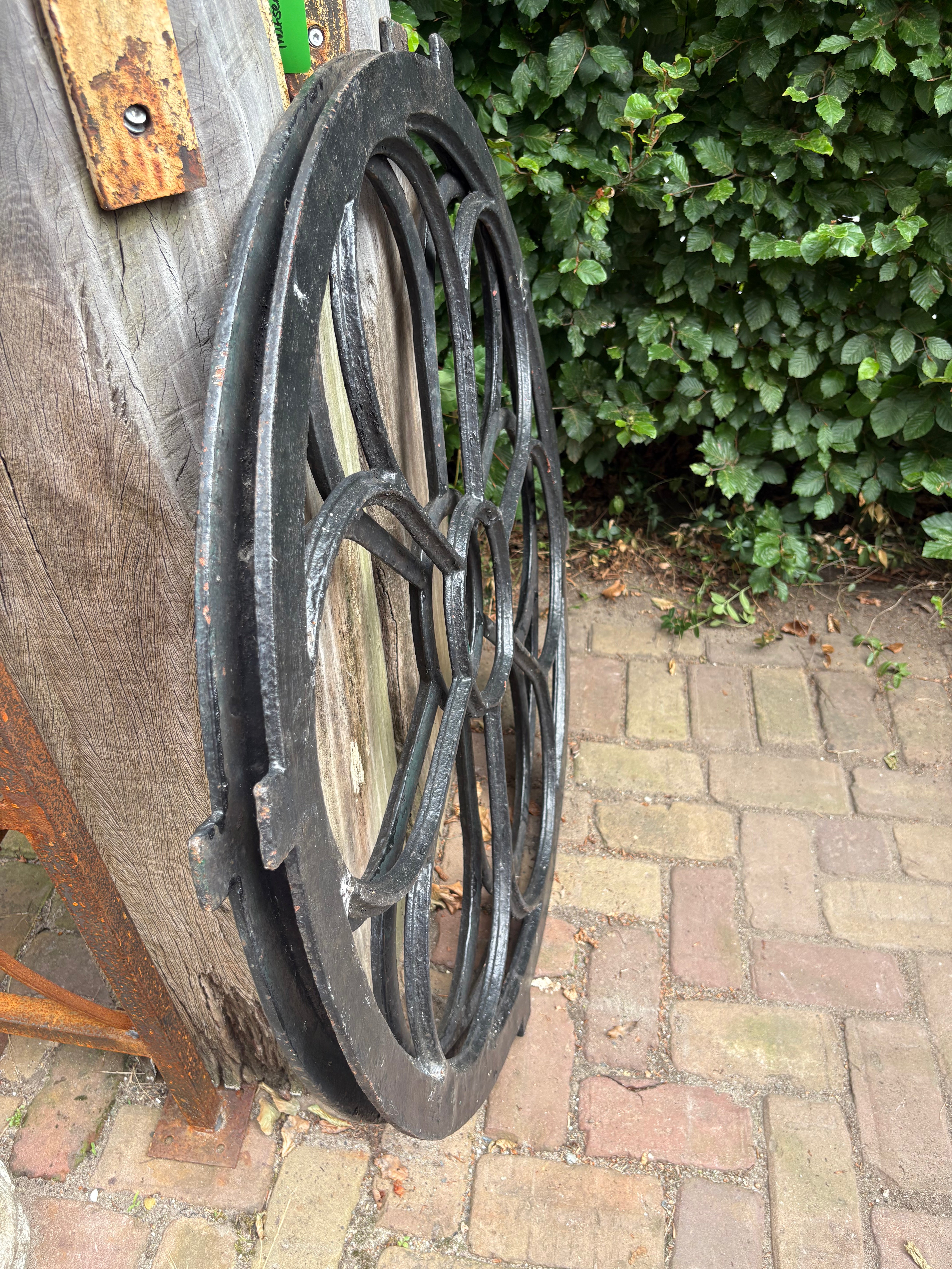 Zwaar oud smeedijzeren kerkraam van 1 meter doorsnede - Brocante bij Ingie