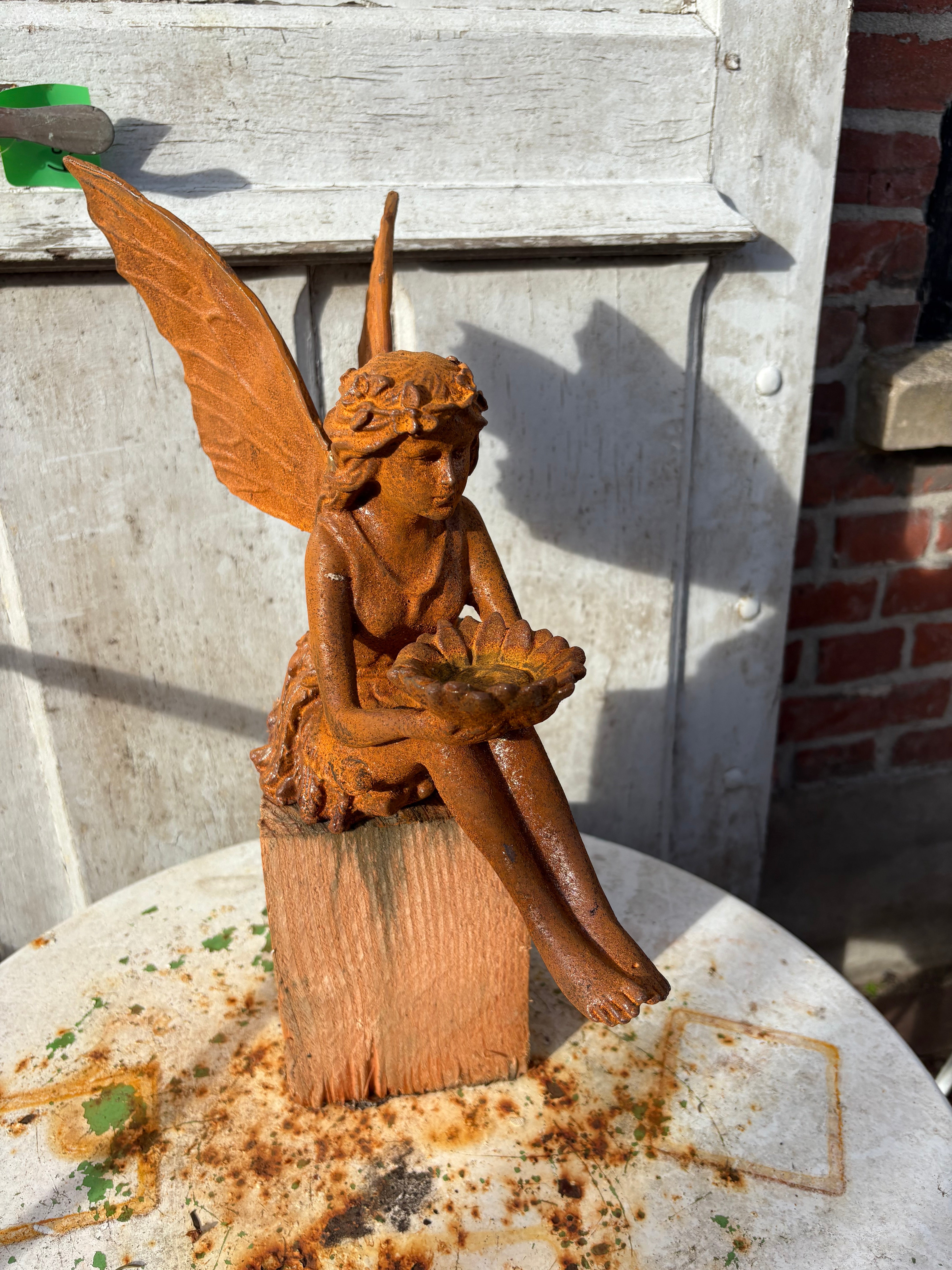 fee met bakje in de hand