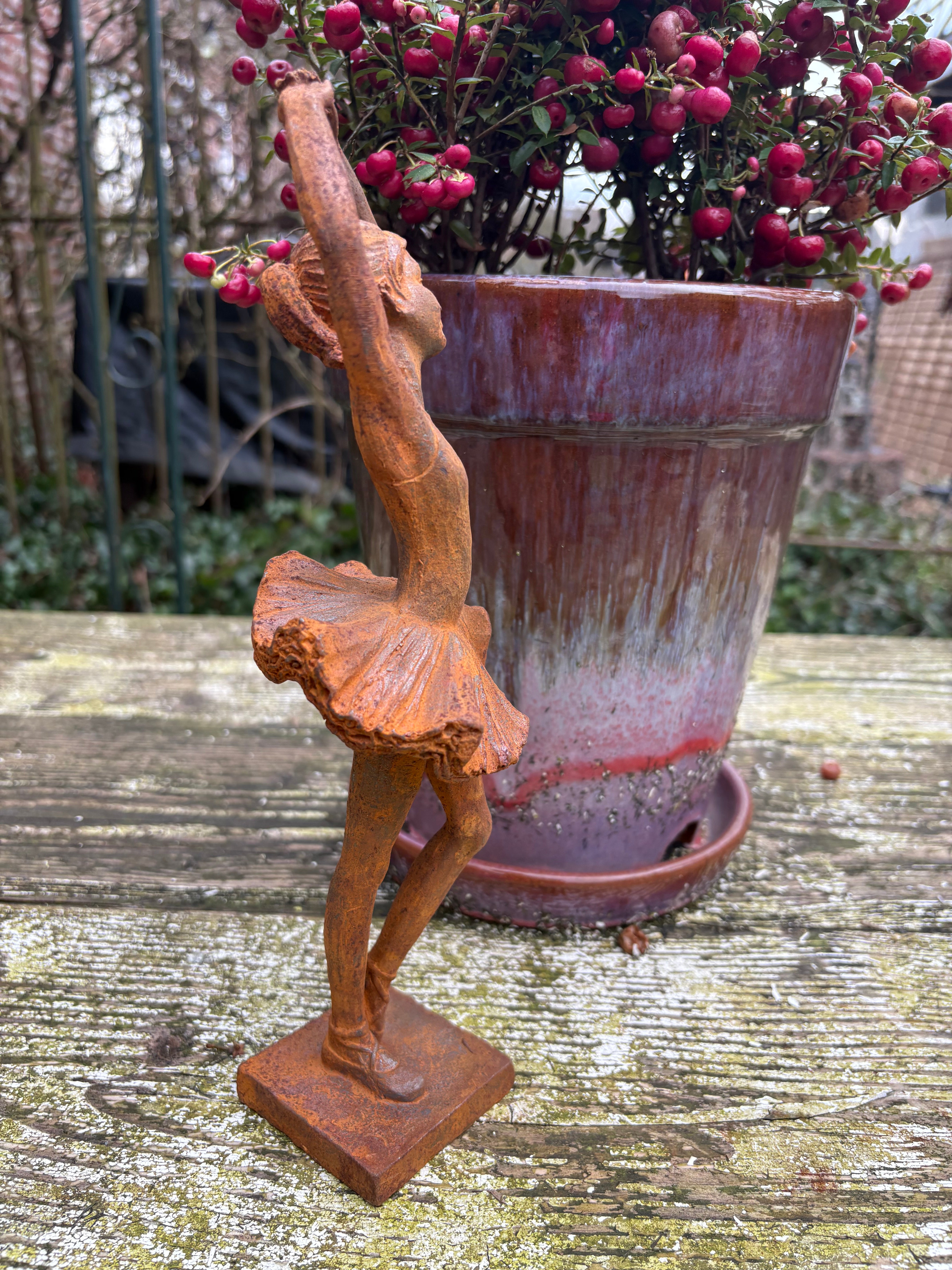 Ballerina in gietijzer handen omhoog klein - Brocante bij Ingie