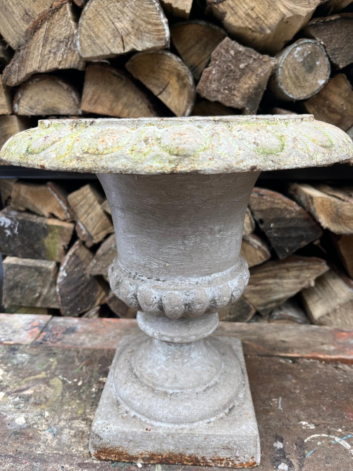 set v 2 Gietijzeren Louvre vaasjes grijs - Brocante bij Ingie
