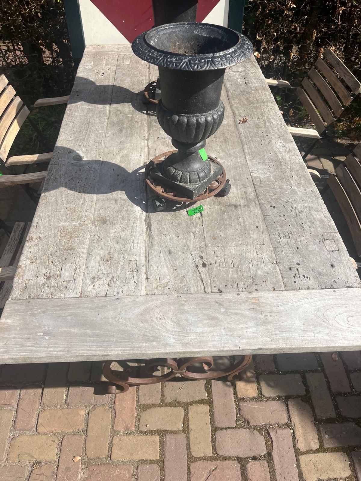 prachtig geleefd teakhouten blad, smeedijzeren tuintafel