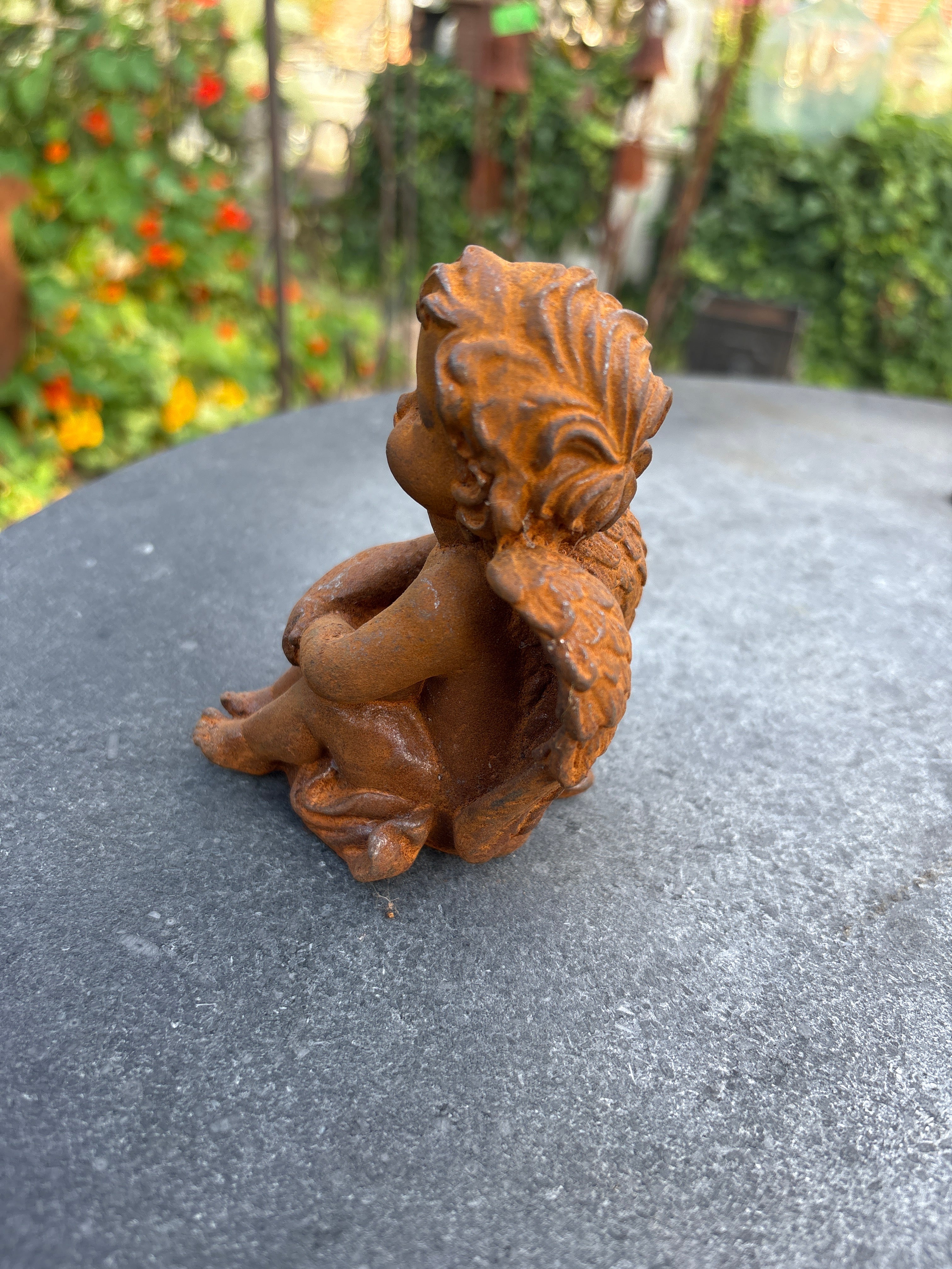 Lief klein engeltje van gietijzer - handjes op knietjes - Brocante bij Ingie