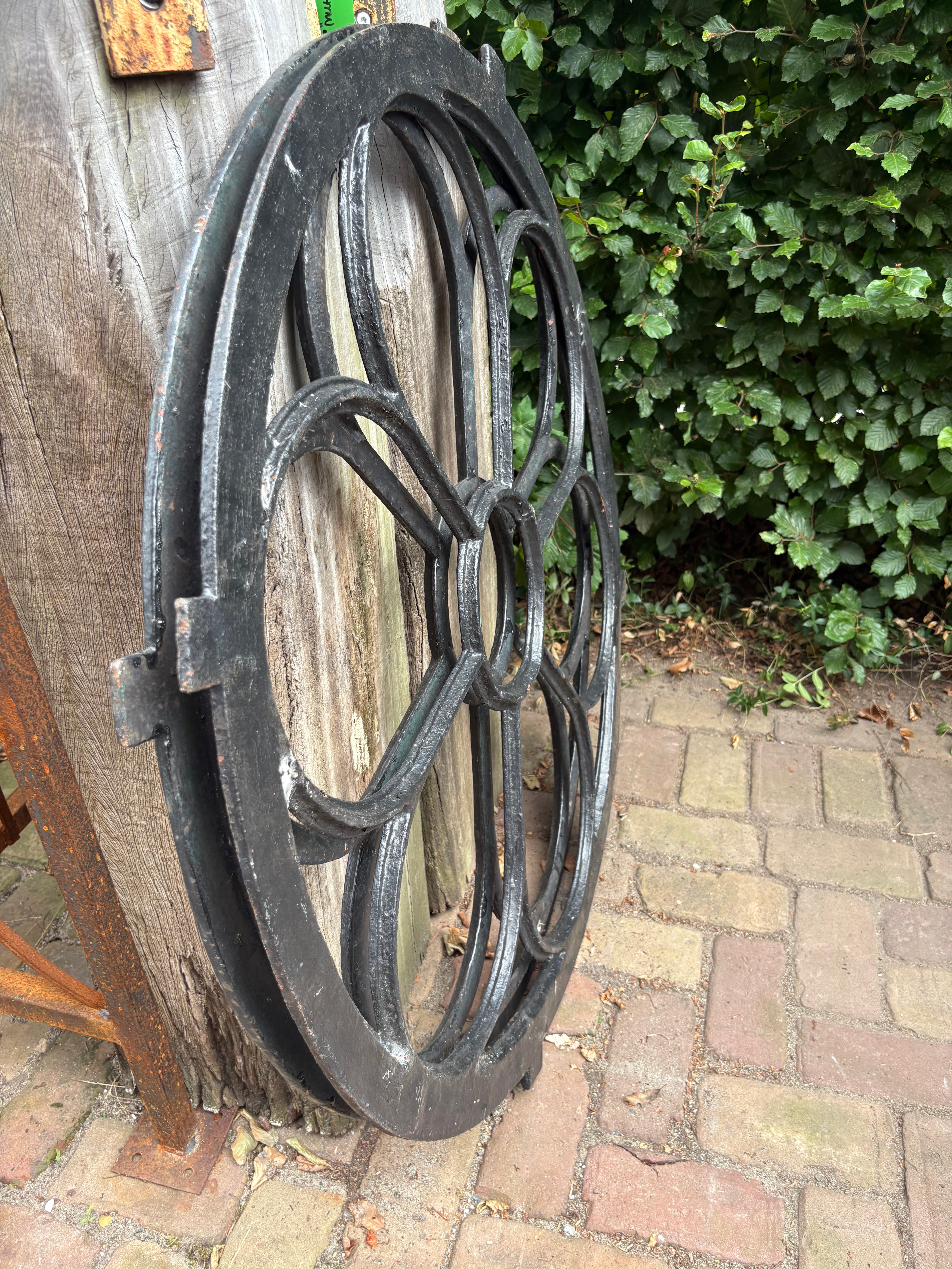 Zwaar oud smeedijzeren kerkraam van 1 meter doorsnede - Brocante bij Ingie
