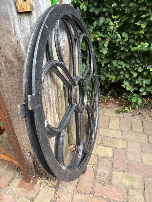 Zwaar oud smeedijzeren kerkraam van 1 meter doorsnede
