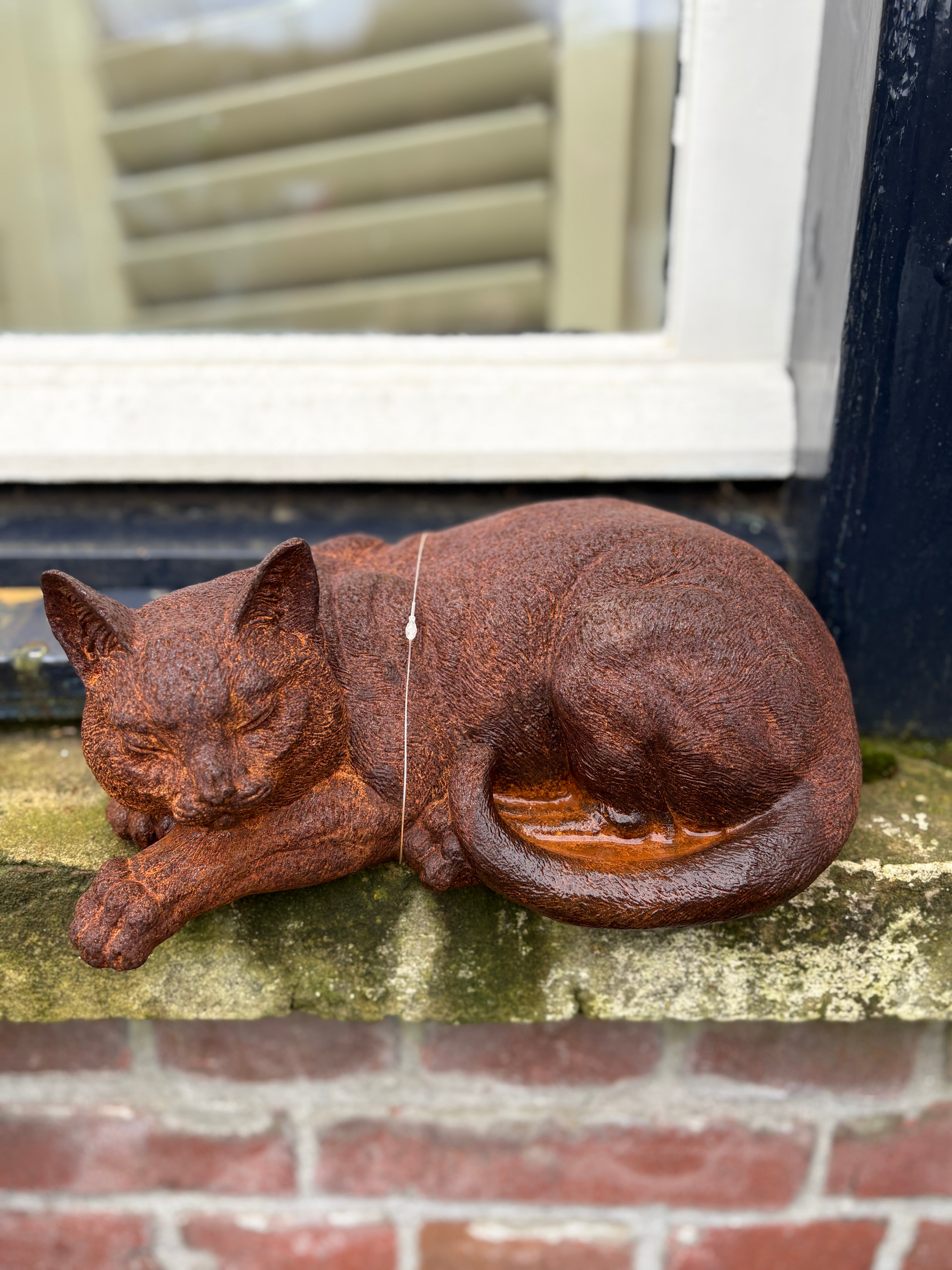 Schattige slapende kat van gietijzer - Brocante bij Ingie