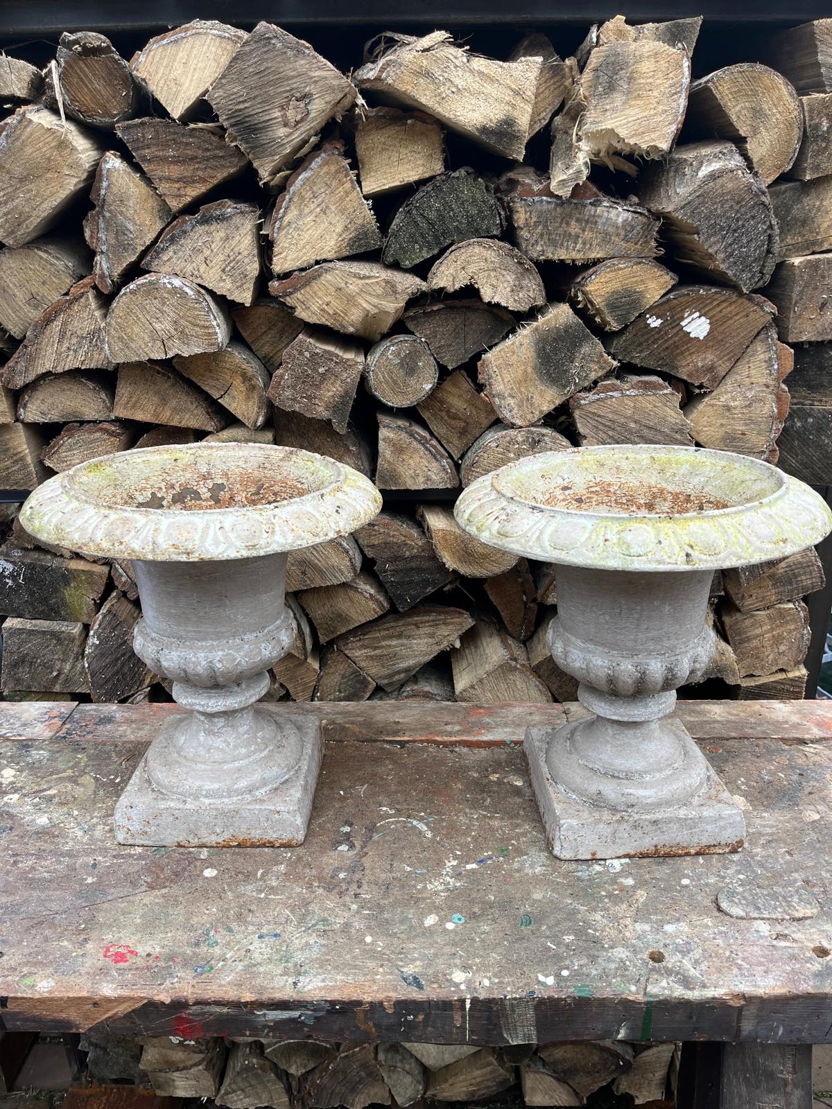set v 2 Gietijzeren Louvre vaasjes grijs - Brocante bij Ingie