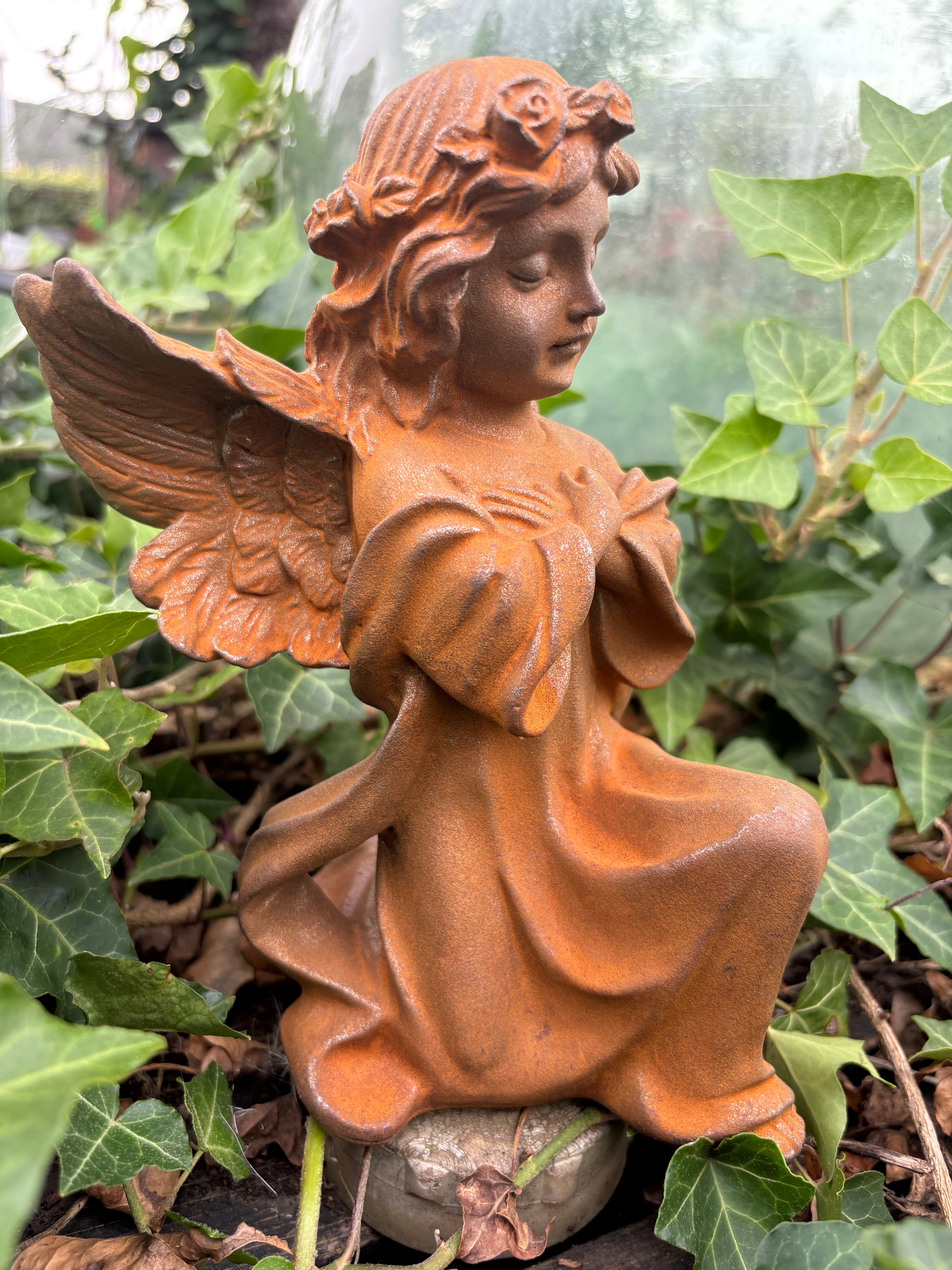 Biddende zittende engel van gietijzer - Brocante bij Ingie