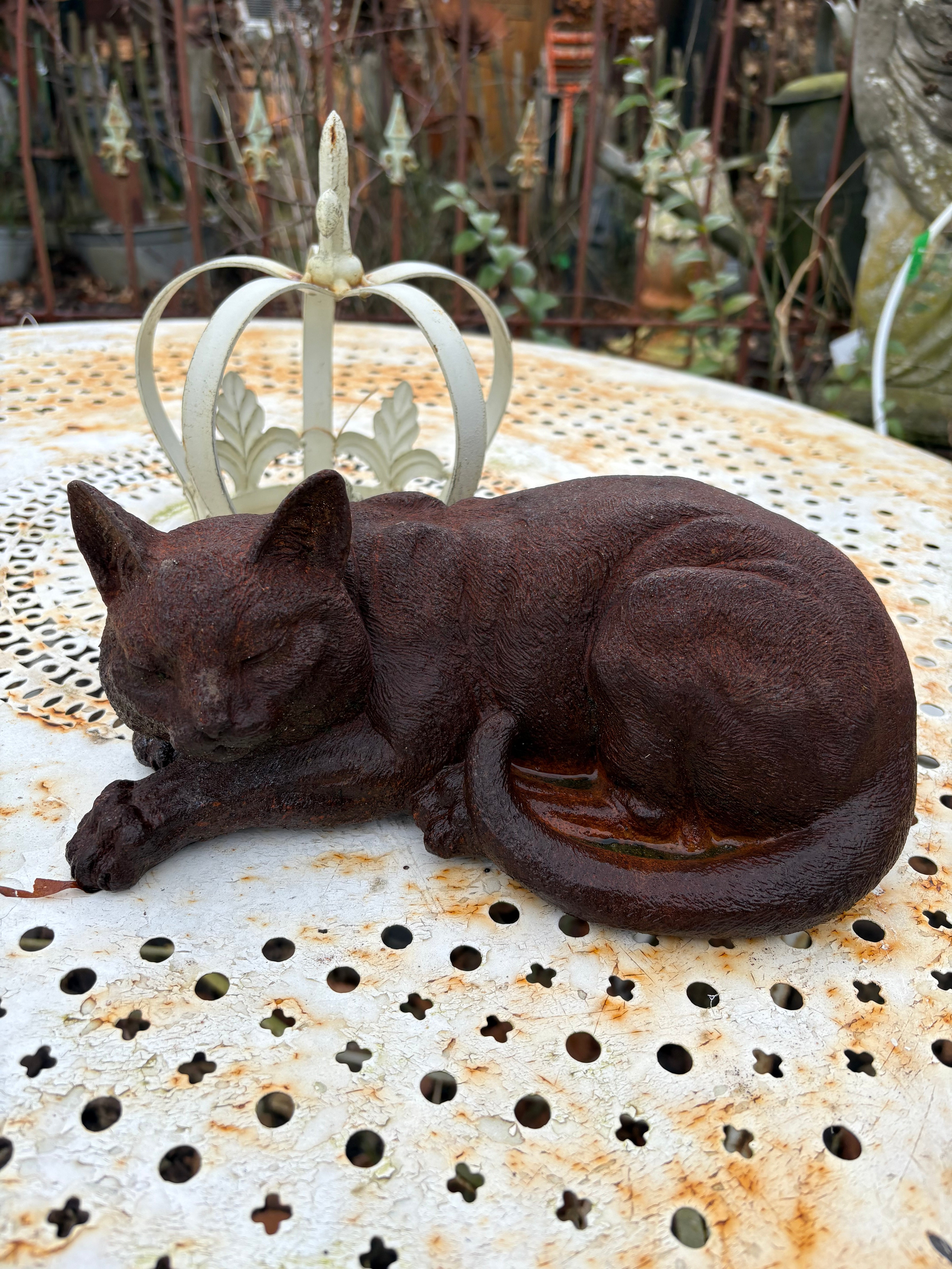 Schattige slapende kat van gietijzer - Brocante bij Ingie