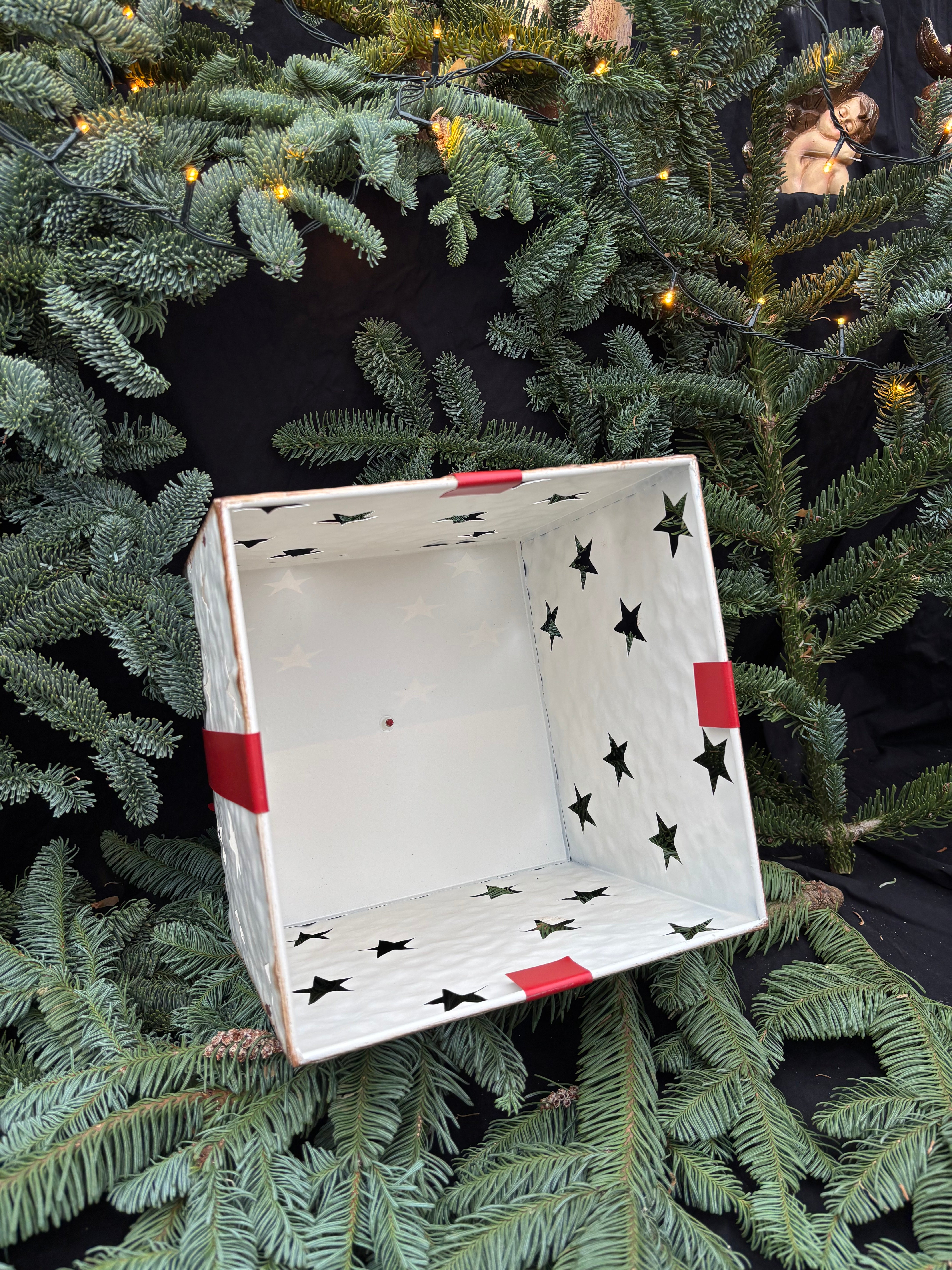 Gekleurde kerst cadeau box; wit vierkant met strik - Brocante bij Ingie