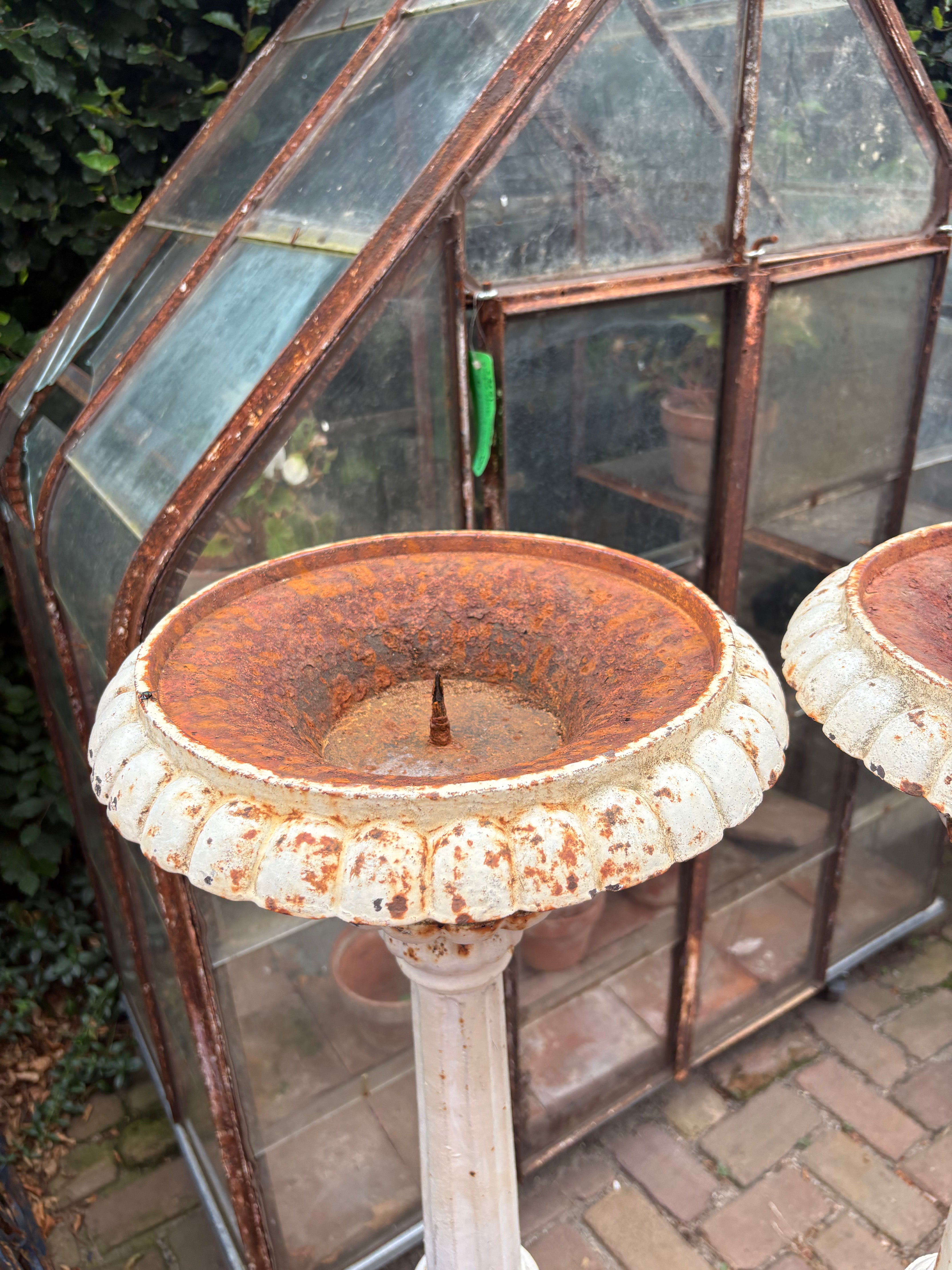 Gietijzeren set van 2 kasteel kandelaars wit/ roestkleurig - Brocante bij Ingie