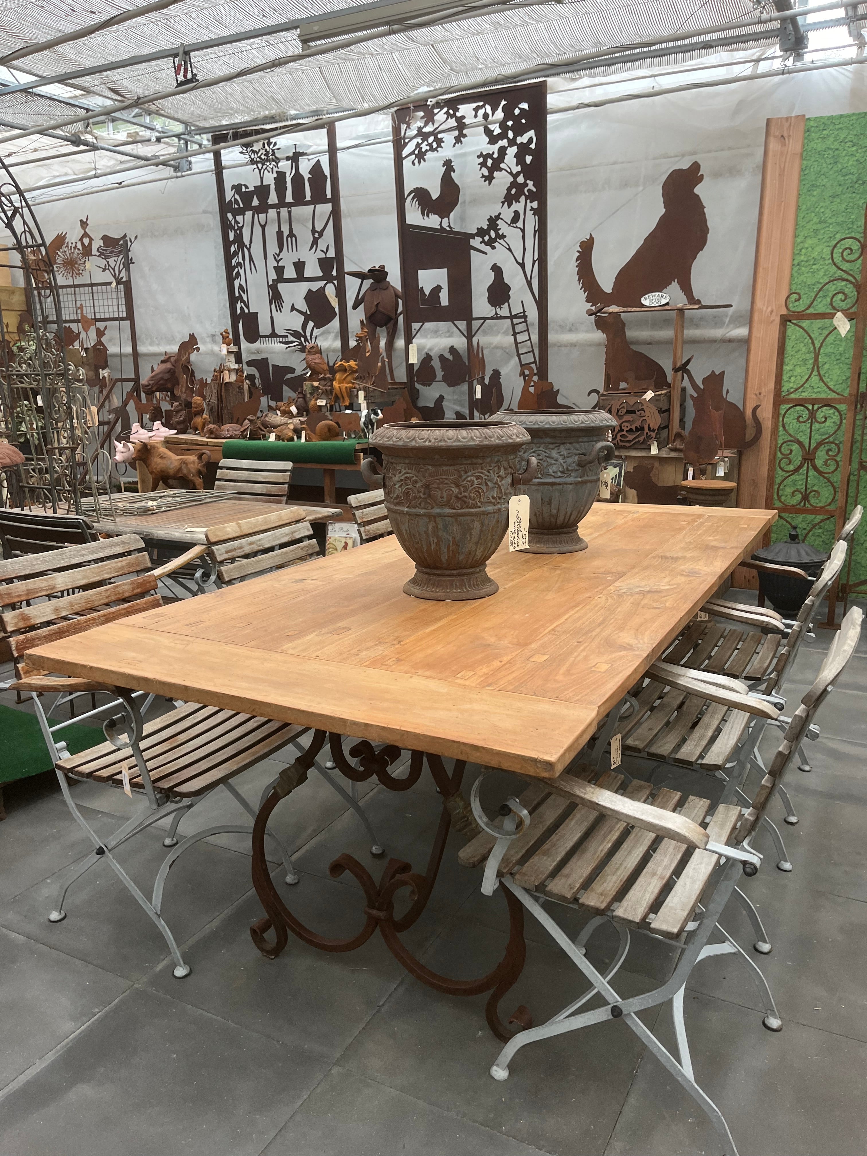 Grote tuin tafel met zwaar eikenhout blad en prachtig smeedijzer onderstel - Brocante bij Ingie