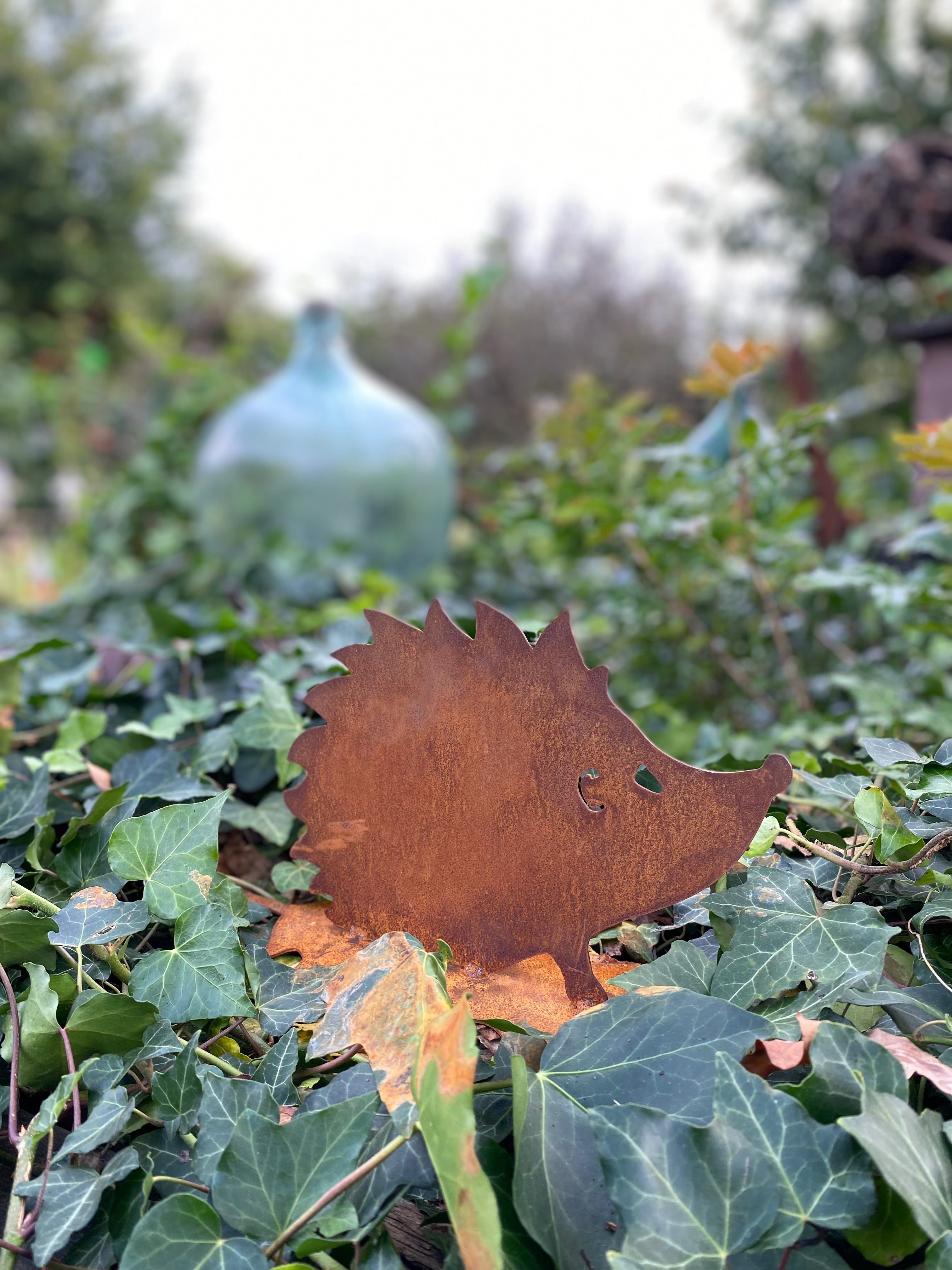 Egeltje op esdoornblad van Ecoroest - Brocante bij Ingie