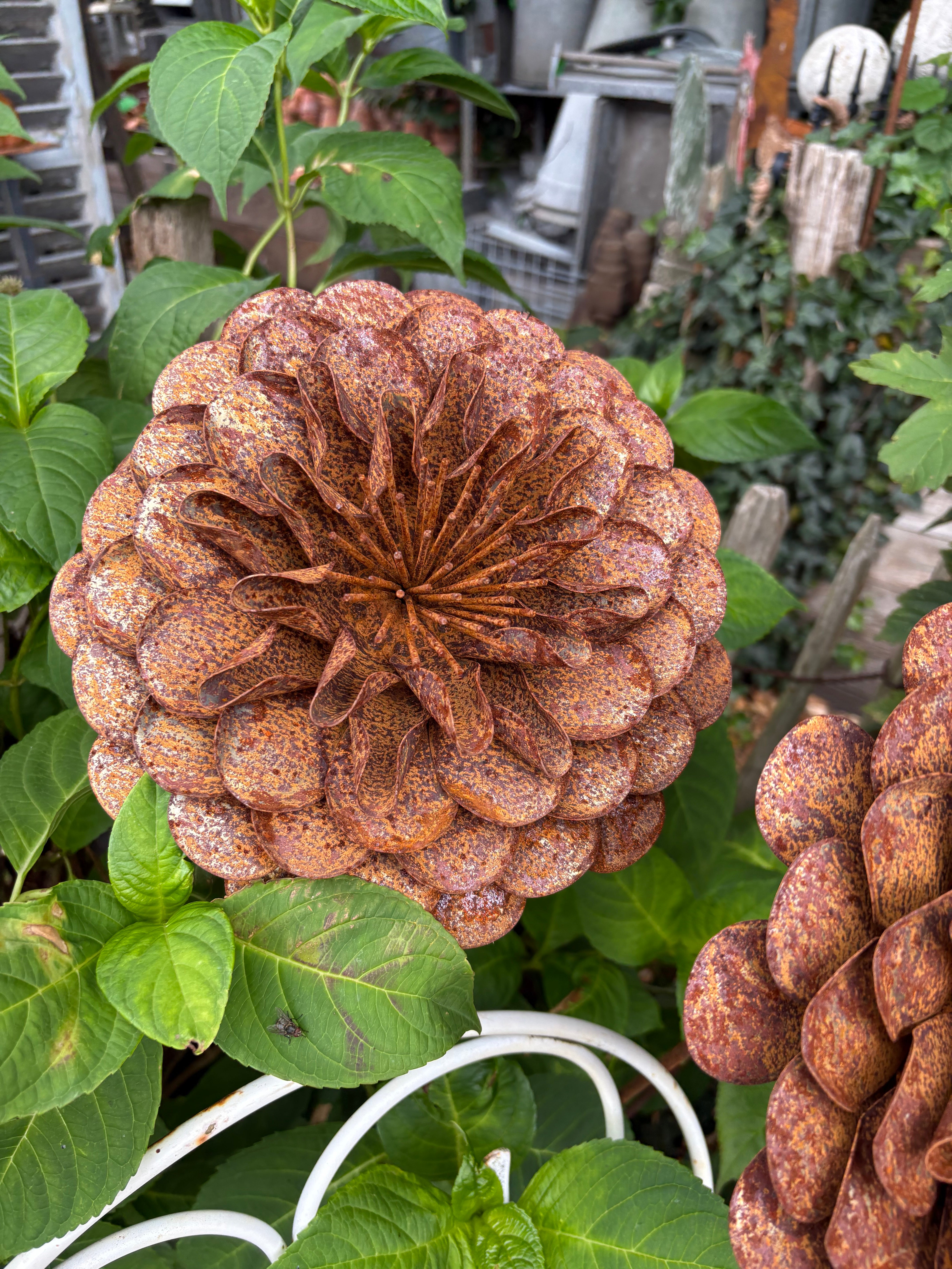 Set van 3 Roest bloemen Dahlia op tuinstekers - Brocante bij Ingie
