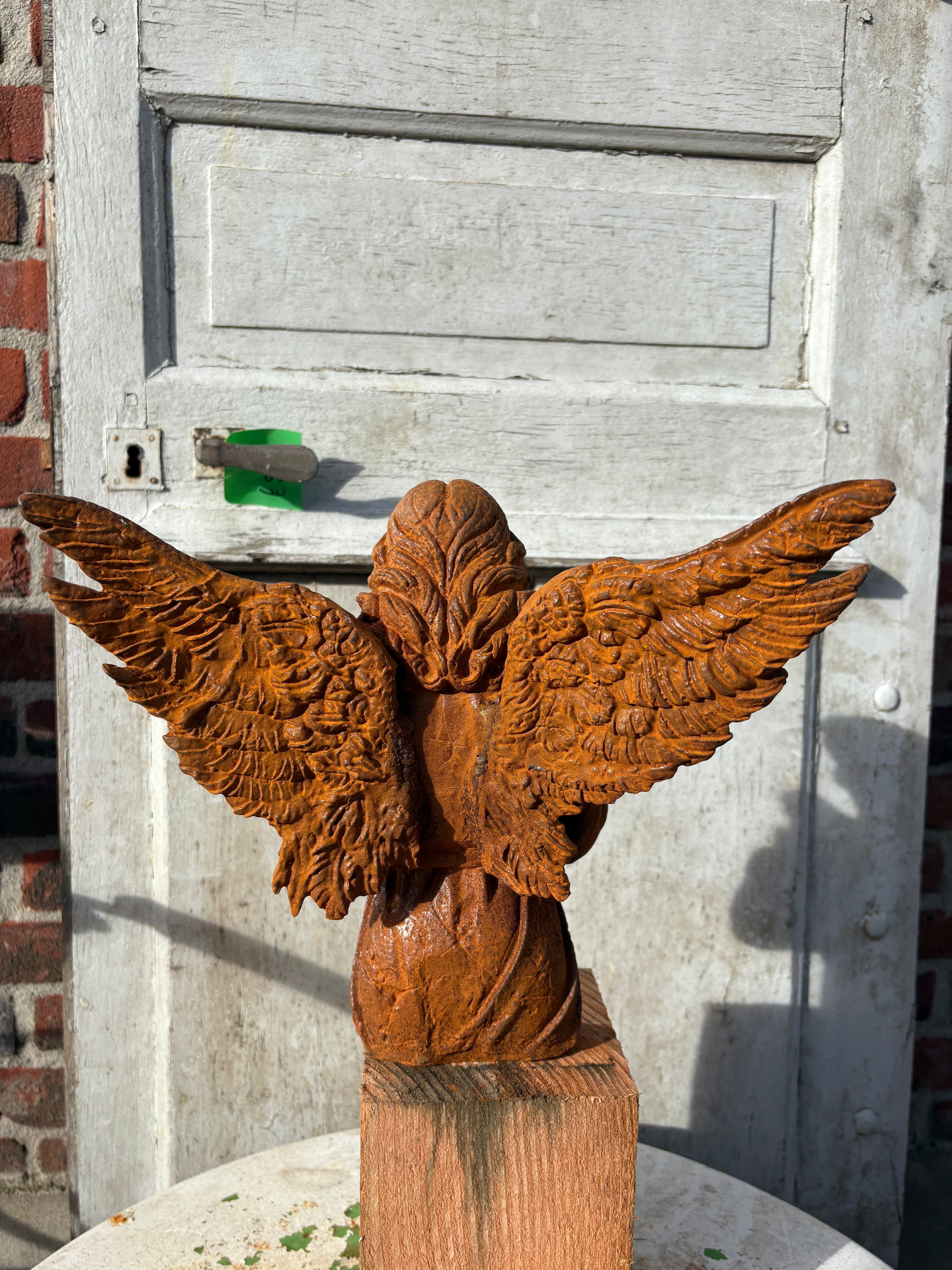 Serene engel met handen over elkaar