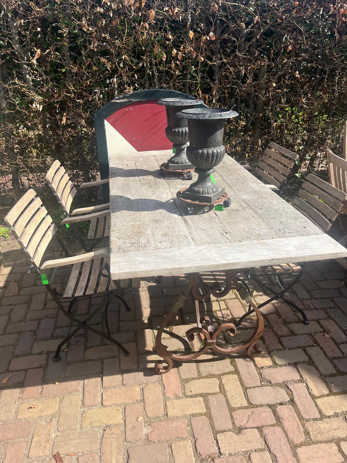 prachtig geleefd teakhouten blad, smeedijzeren tuintafel