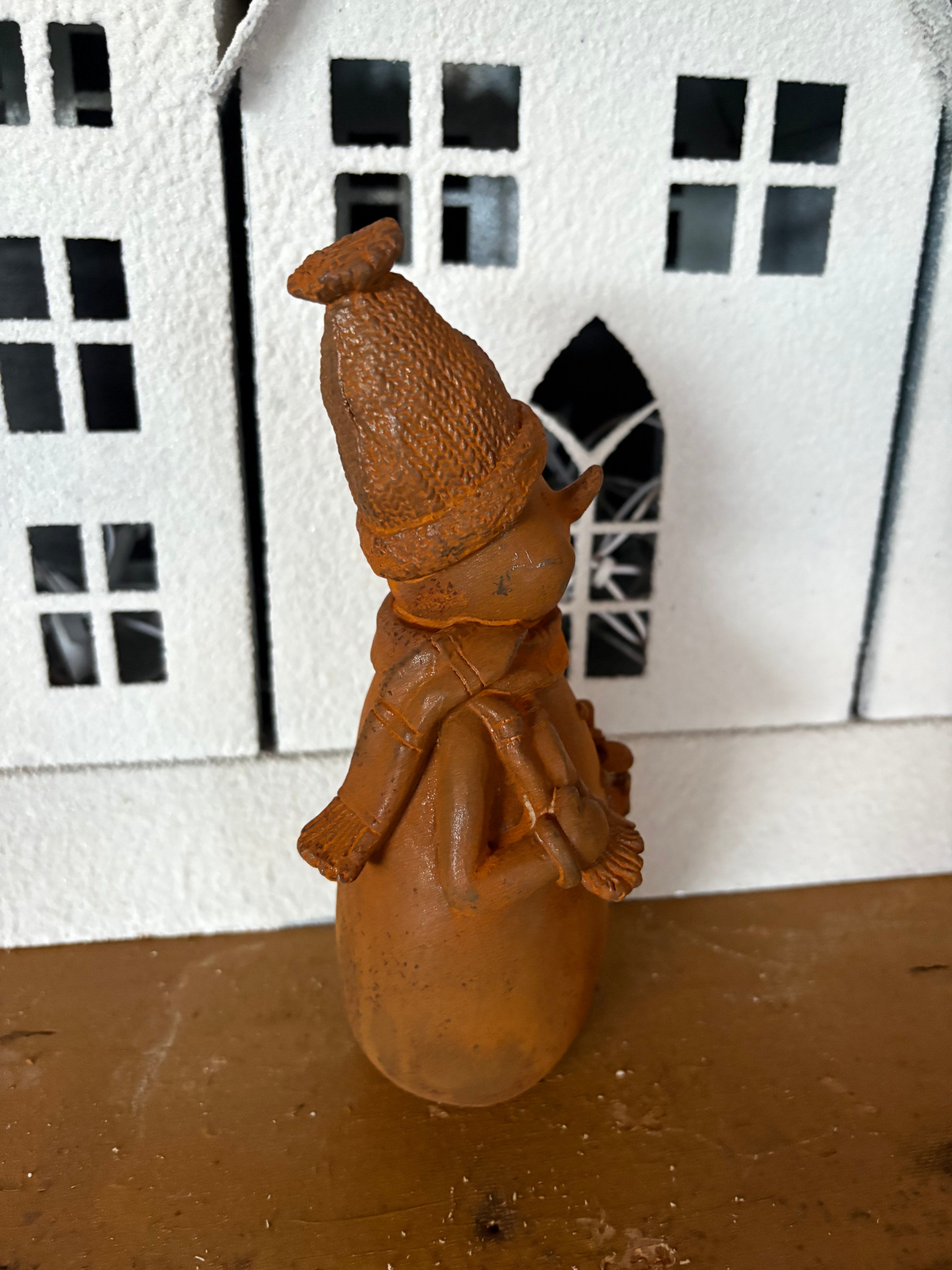 Kleine vrolijke sneeuwman van gietijzer