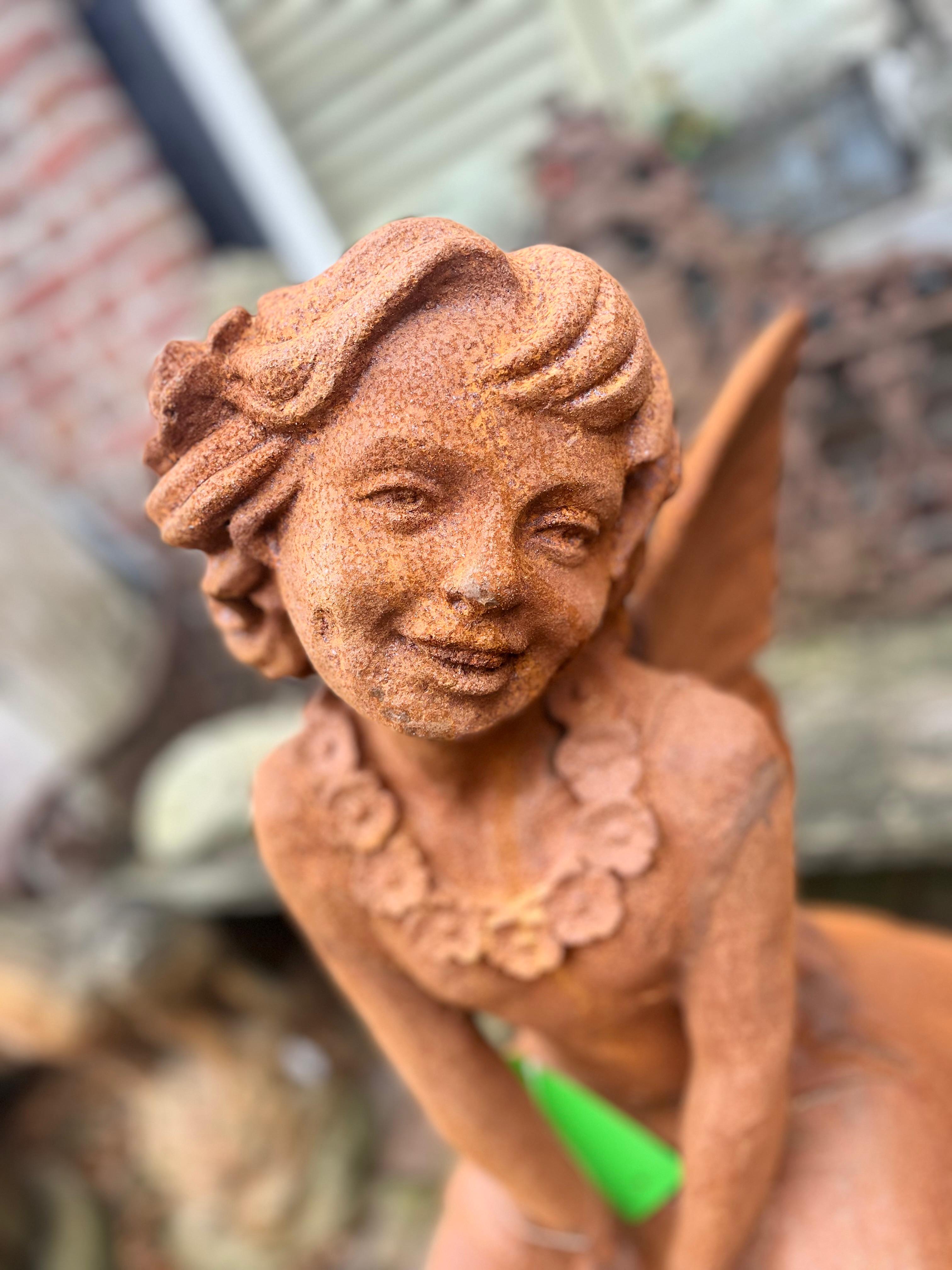 Zware gietijzeren engel zittend op schildpad