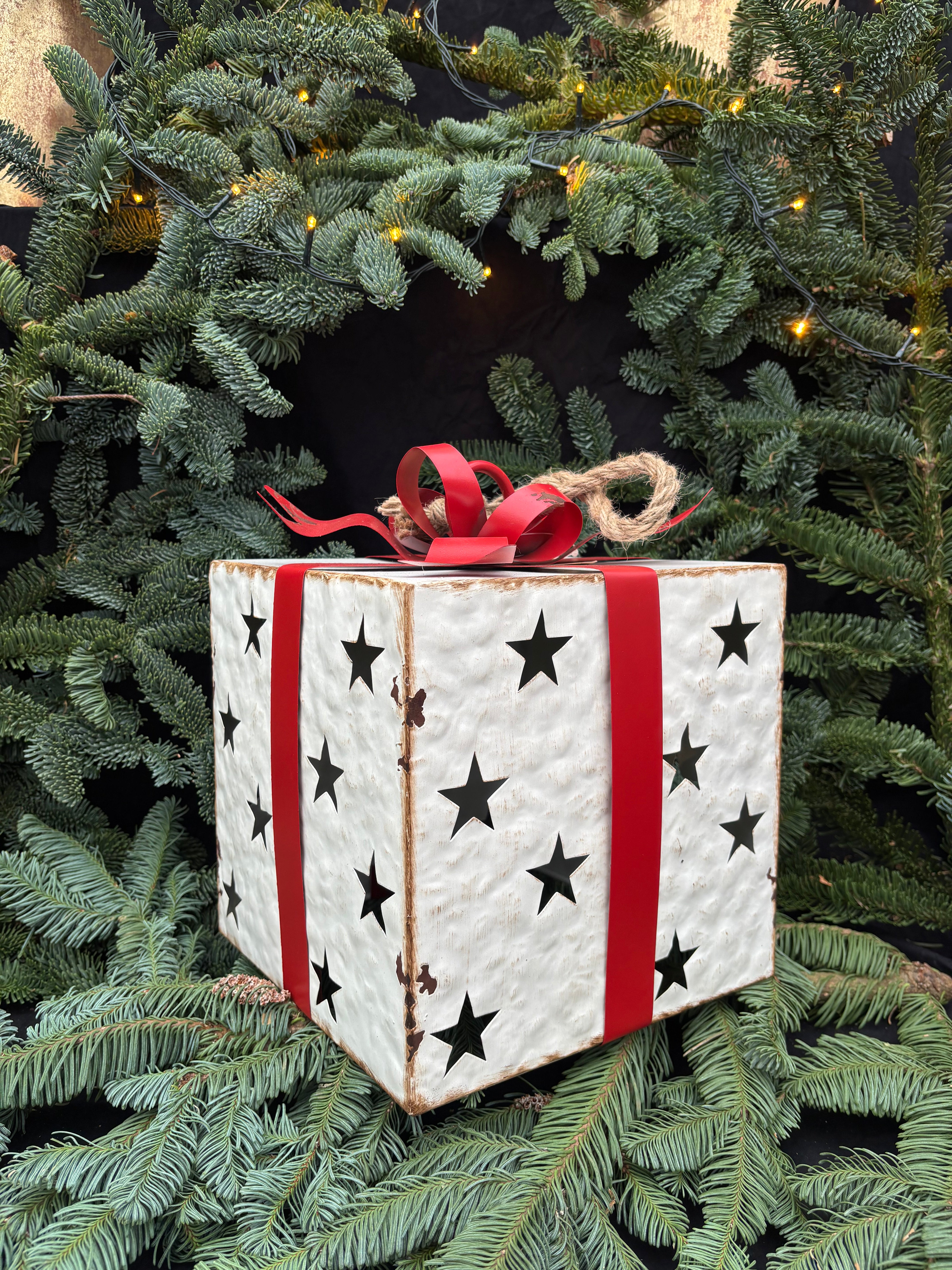 Gekleurde kerst cadeau box; wit vierkant met strik - Brocante bij Ingie