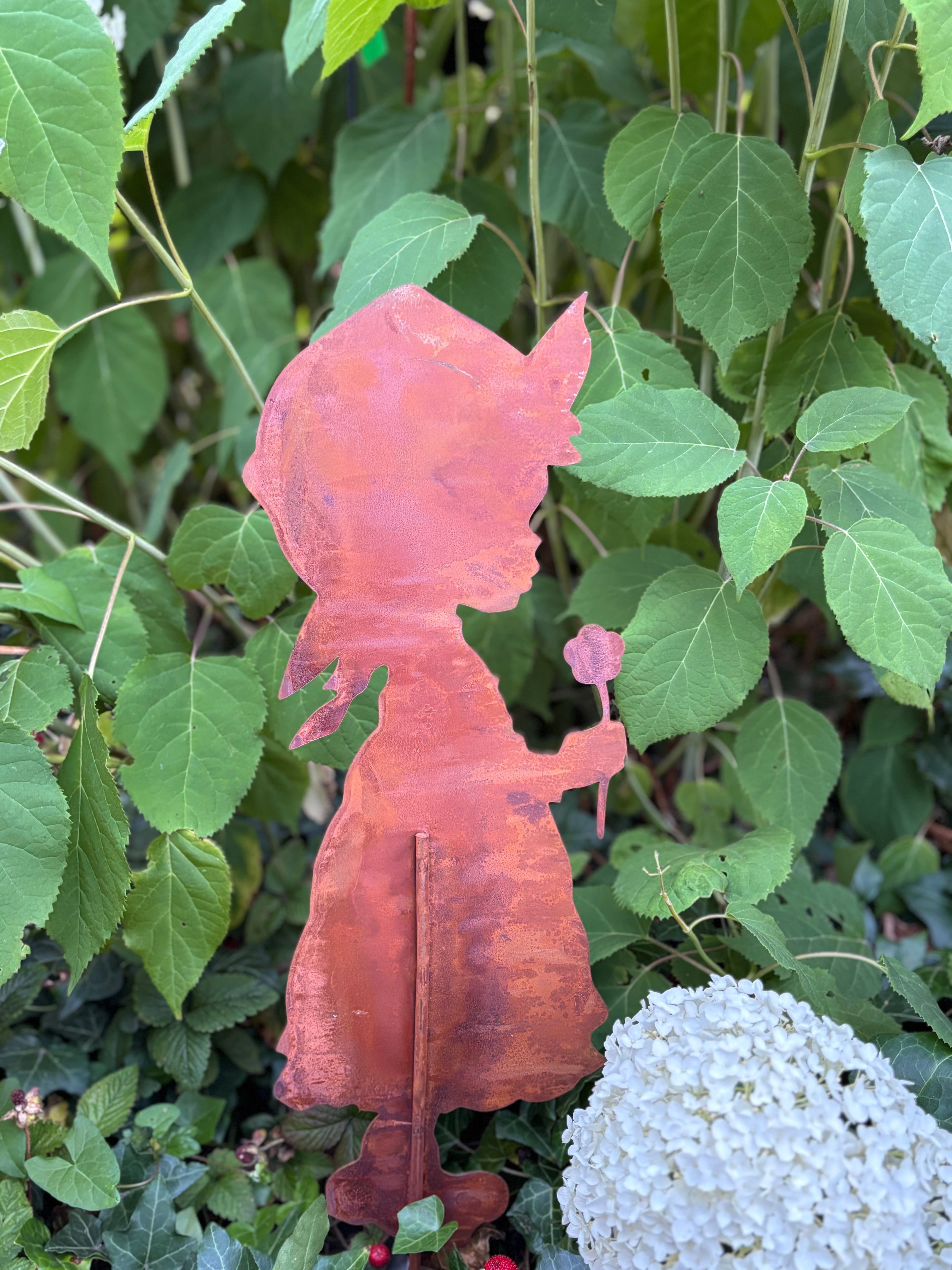 Meisje met bloem in de hand roest metaal - Brocante bij Ingie