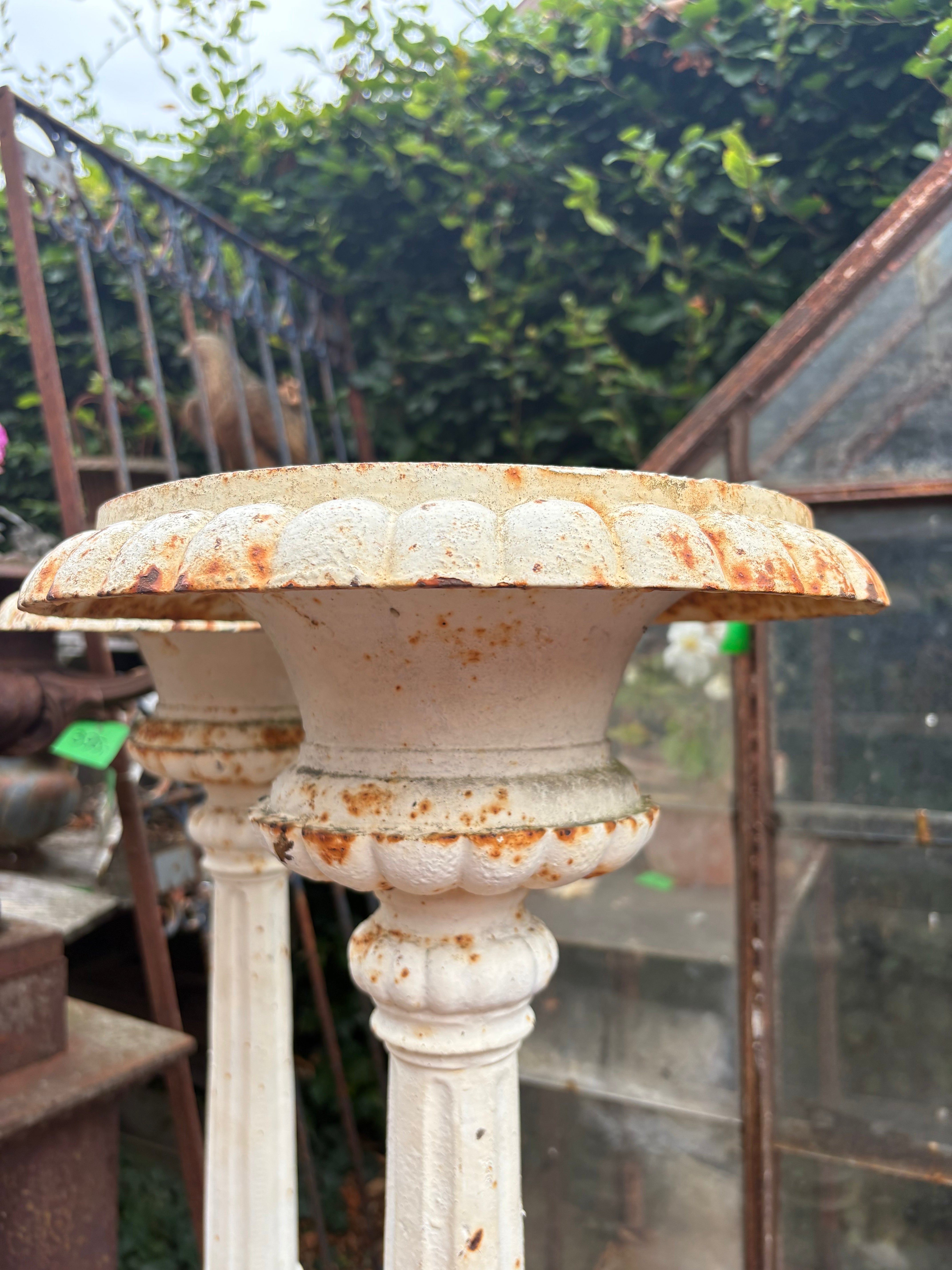 Gietijzeren set van 2 kasteel kandelaars wit/ roestkleurig - Brocante bij Ingie