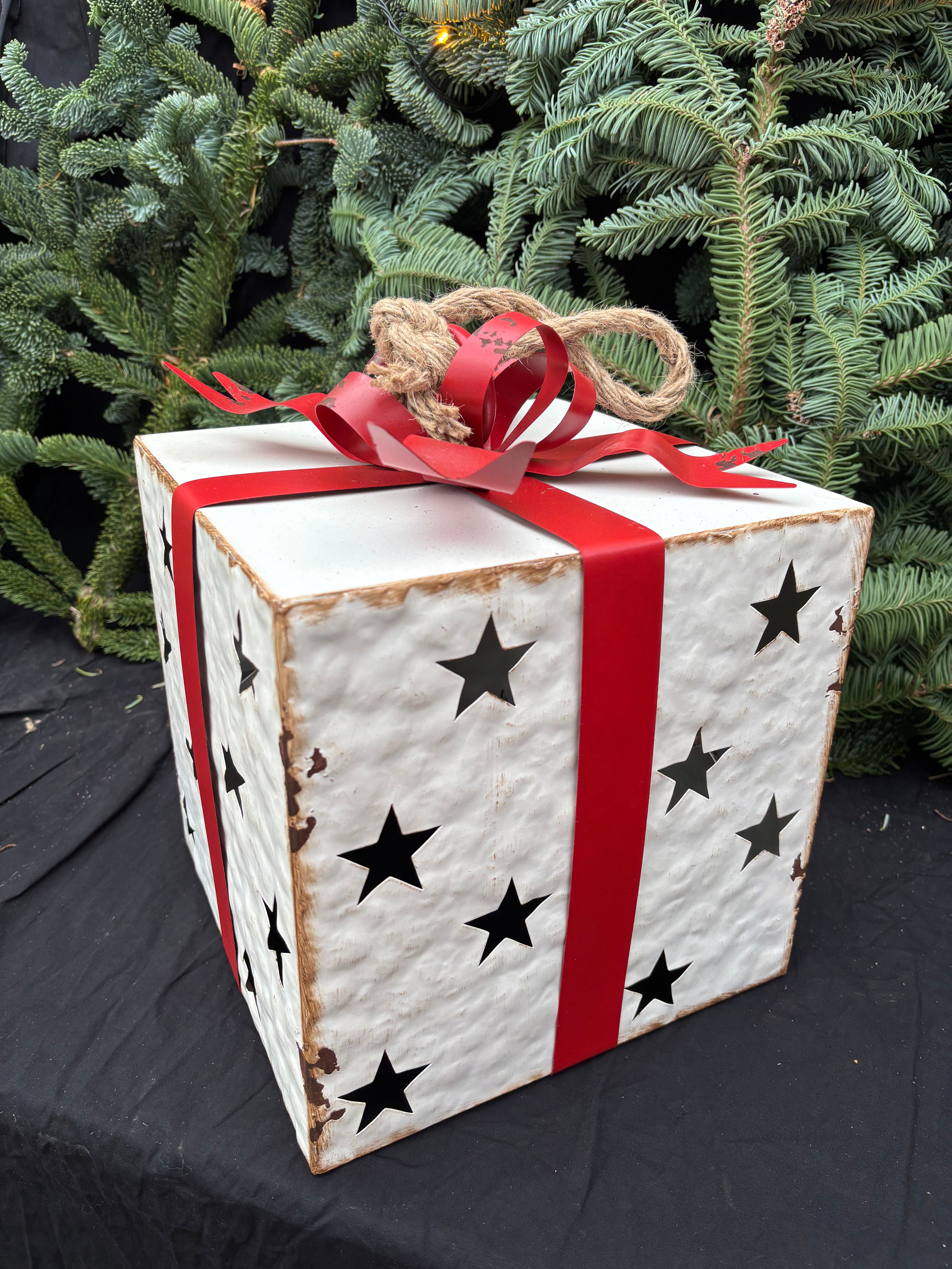 Gekleurde kerst cadeau box; wit vierkant met strik - Brocante bij Ingie