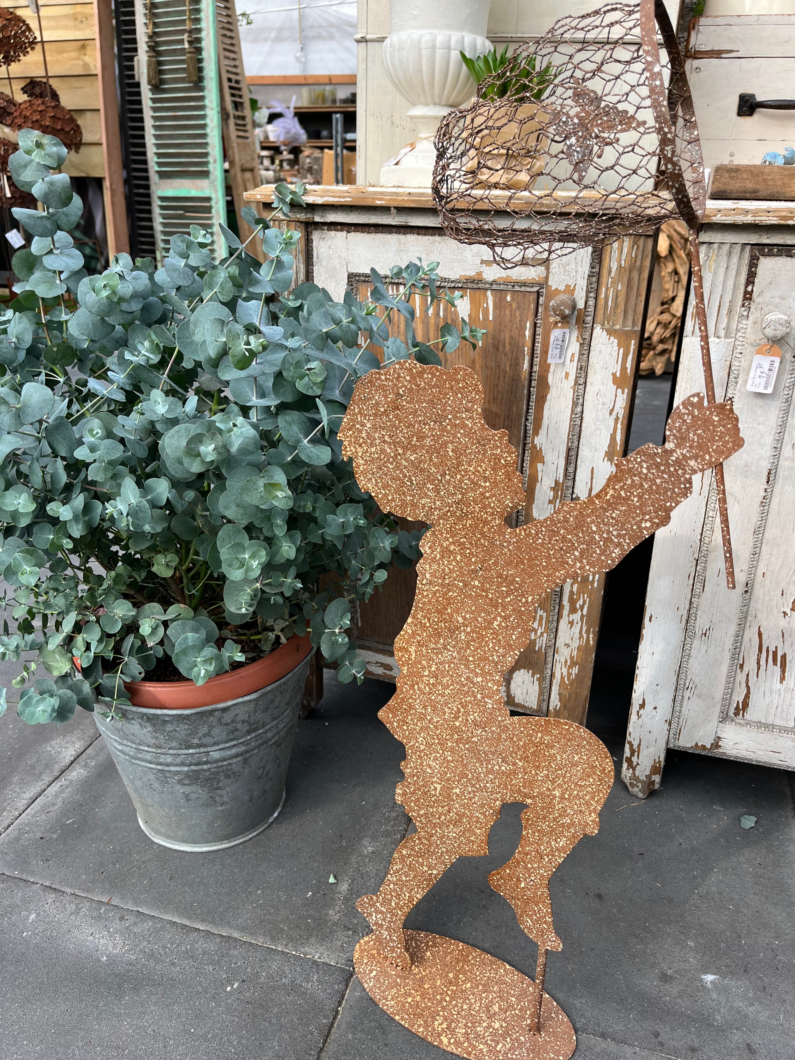 Jongetje met schepnetje en vlinder roest metaal - Brocante bij Ingie