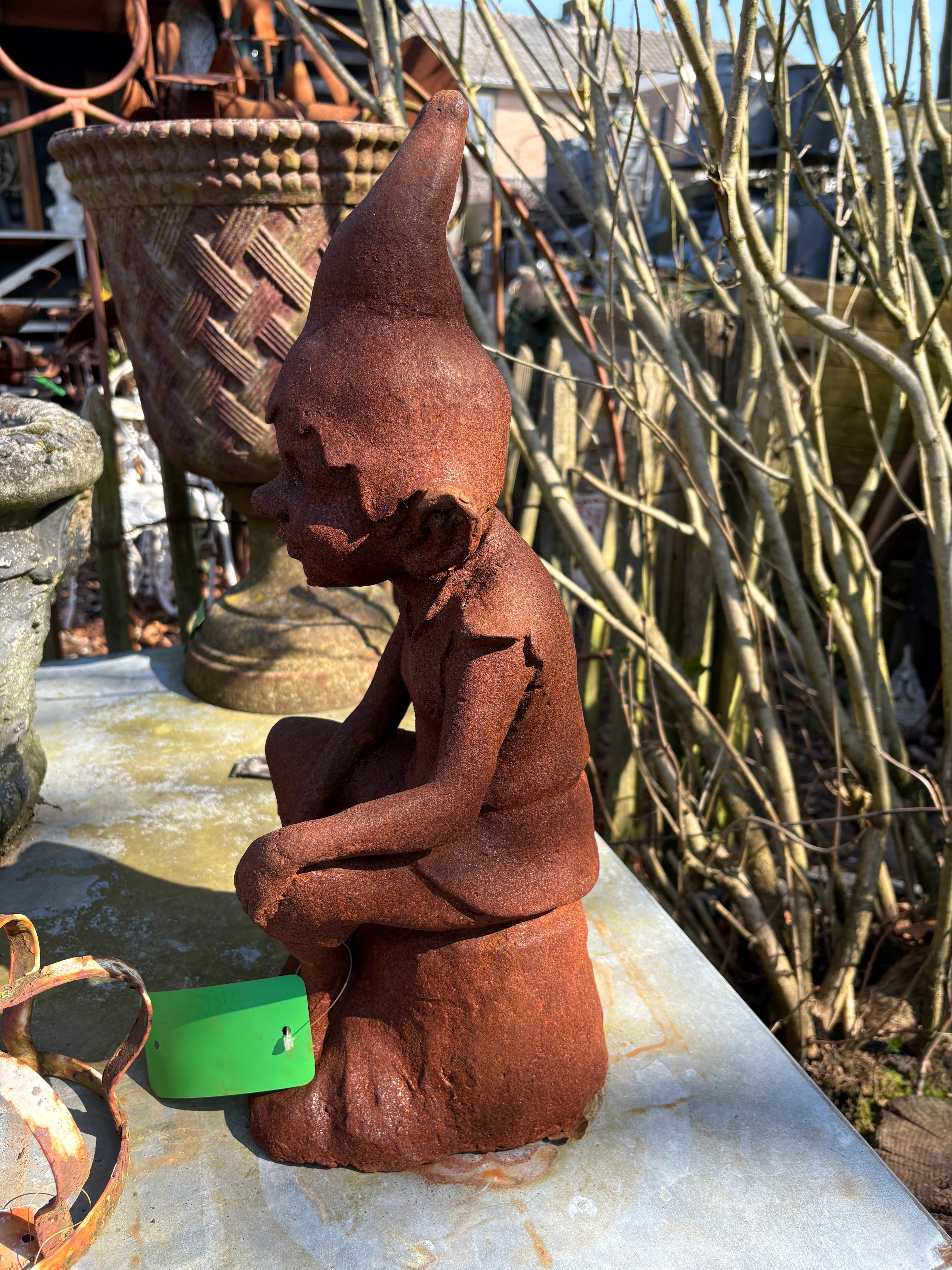 Gietijzeren pixie/ kabouter zittend op een rots - Brocante bij Ingie