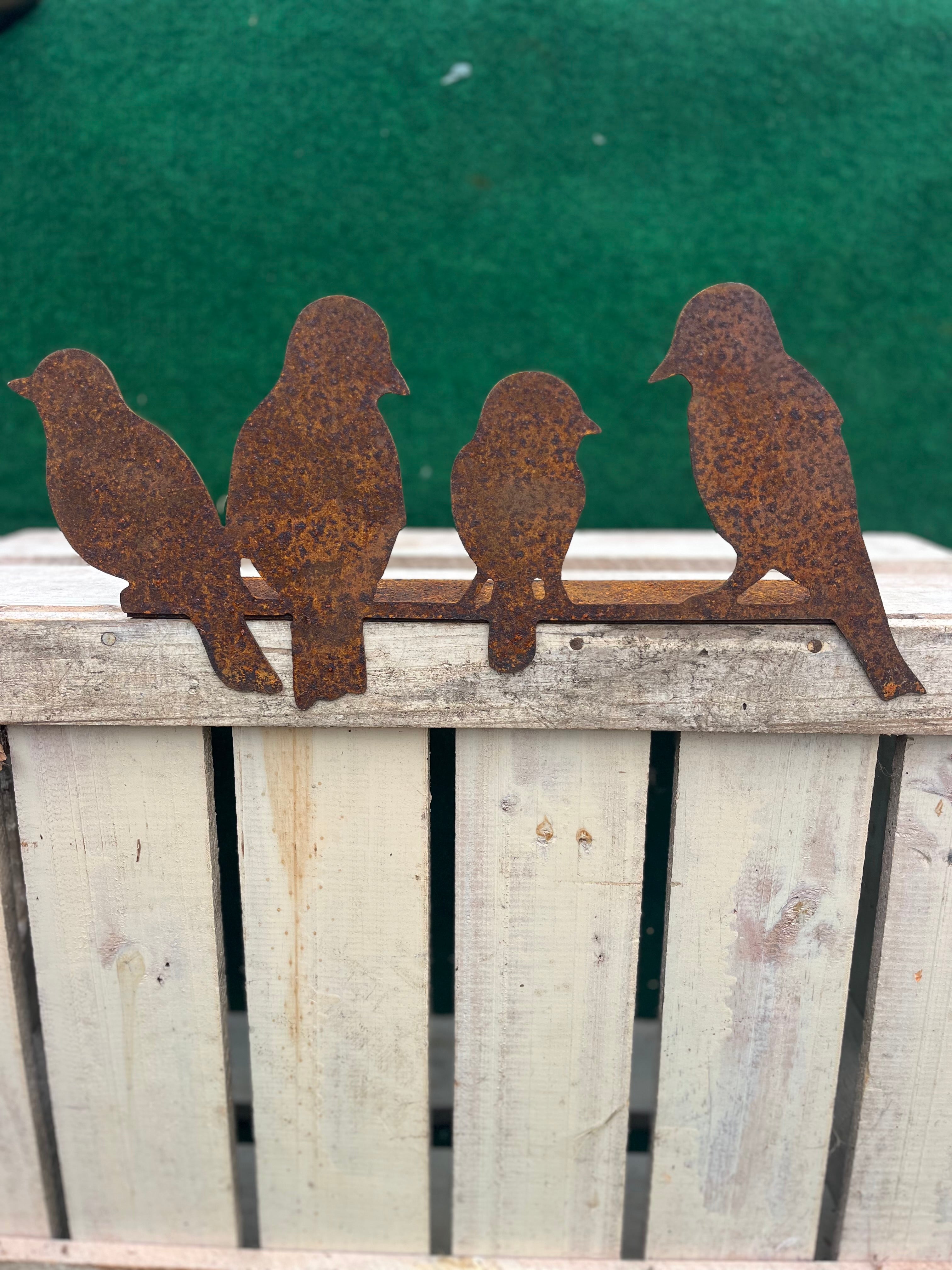Vogels op een rij op een basis van zwaar metaal roestkleurig - Brocante bij Ingie