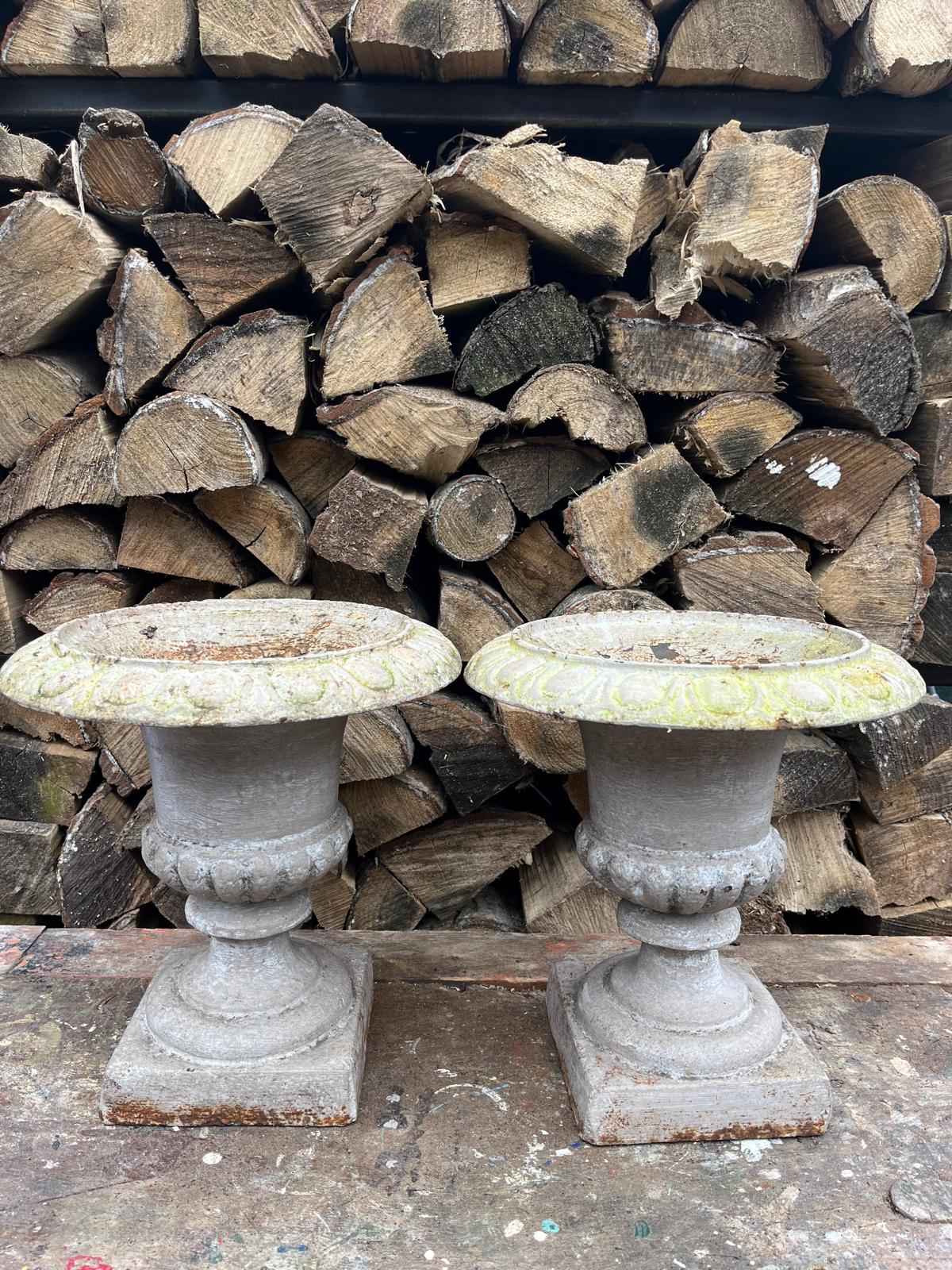 set v 2 Gietijzeren Louvre vaasjes grijs - Brocante bij Ingie