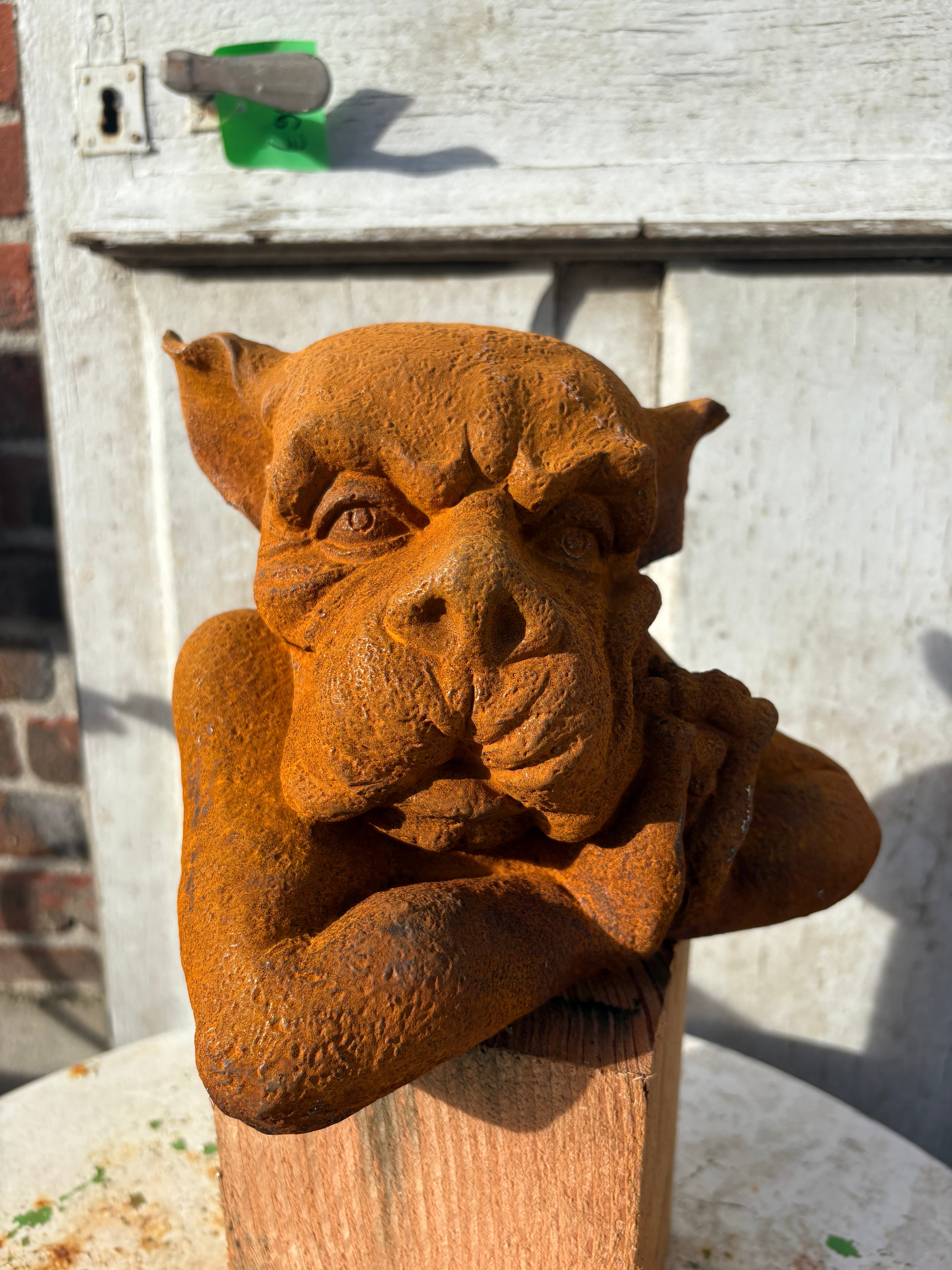 Eigenwijze hond van gietijzer