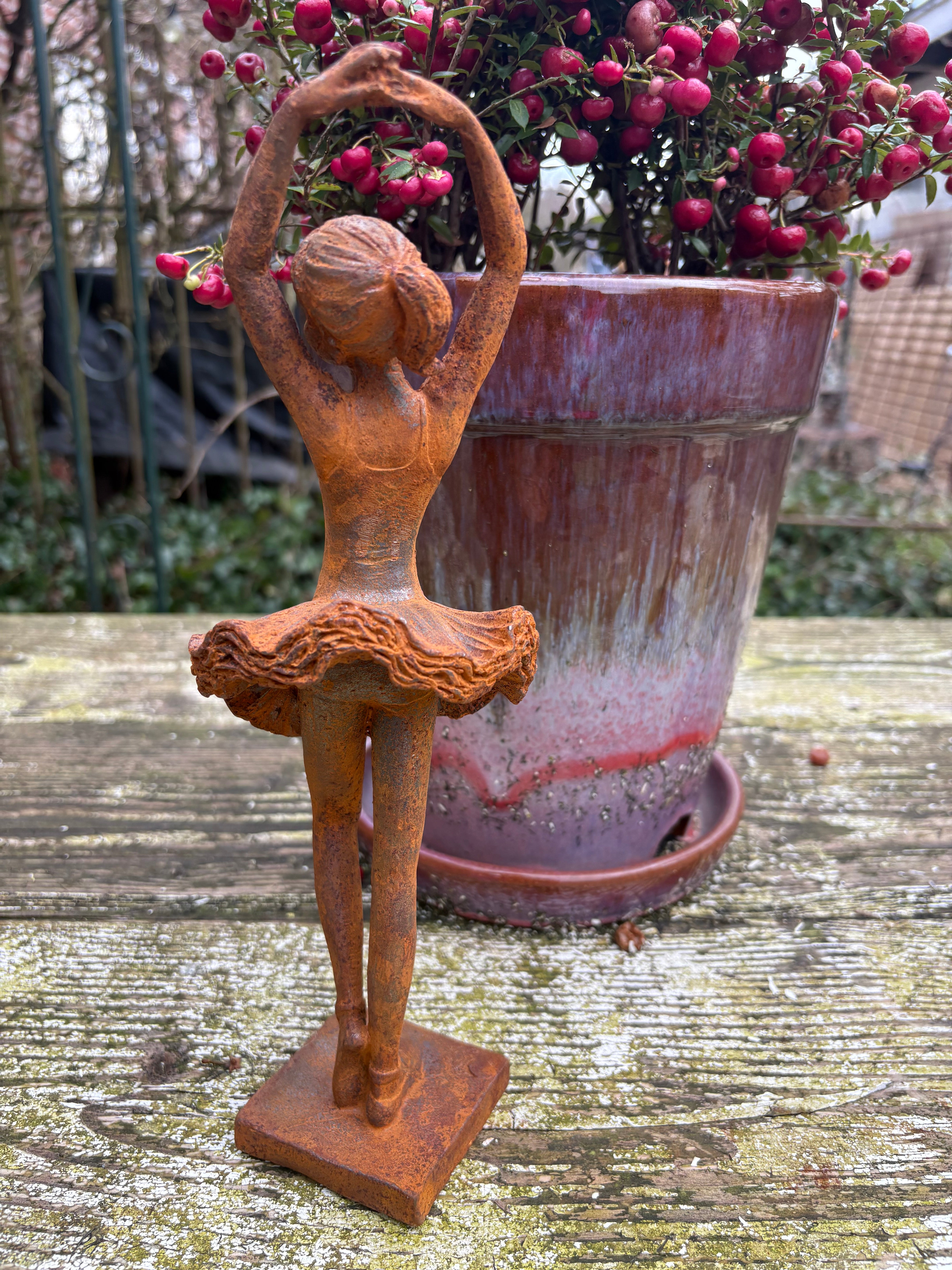 Ballerina in gietijzer handen omhoog klein - Brocante bij Ingie
