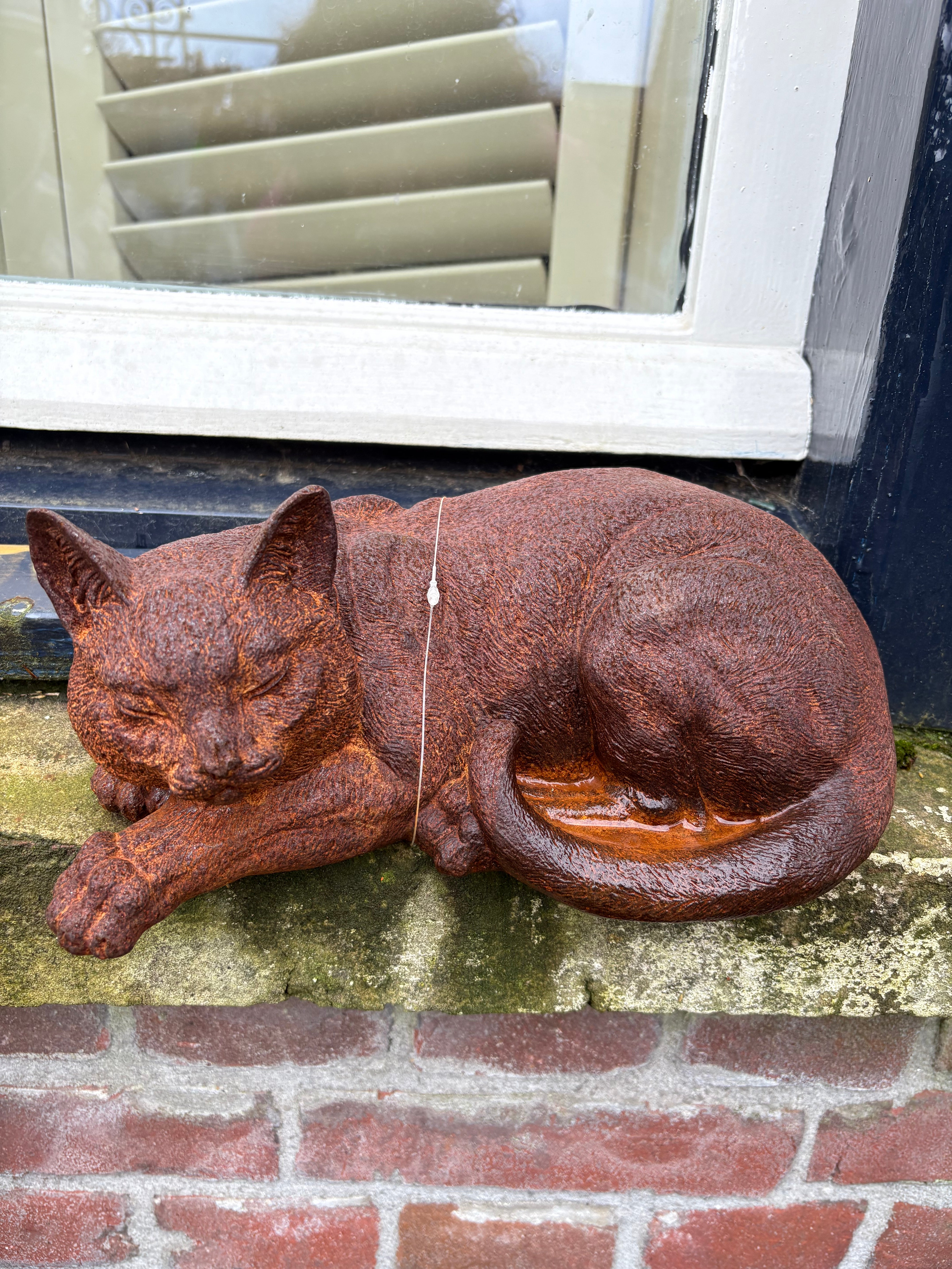 Schattige slapende kat van gietijzer - Brocante bij Ingie