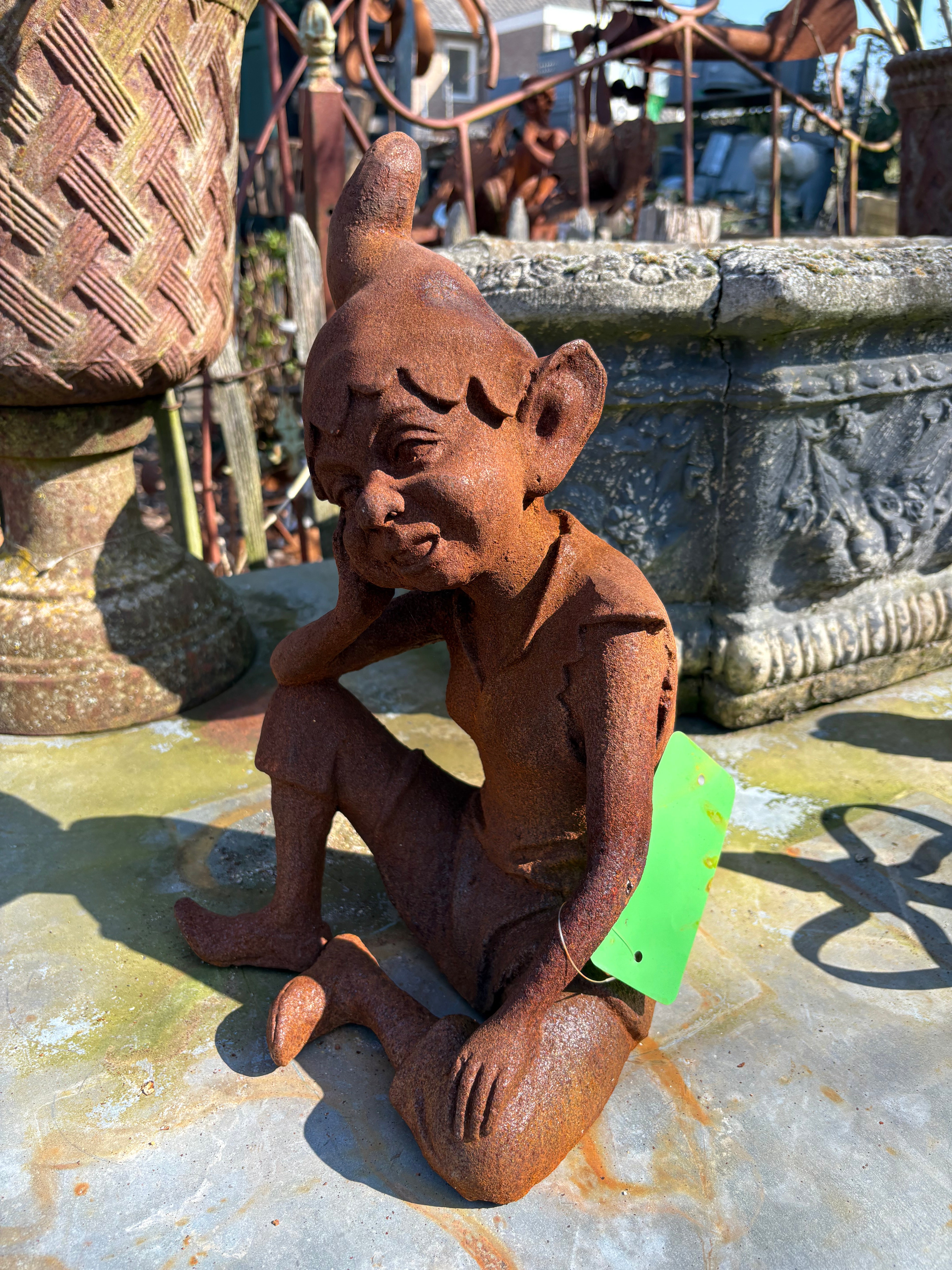 Gietijzeren pixie/ kabouter met hand onder hoofd - Brocante bij Ingie
