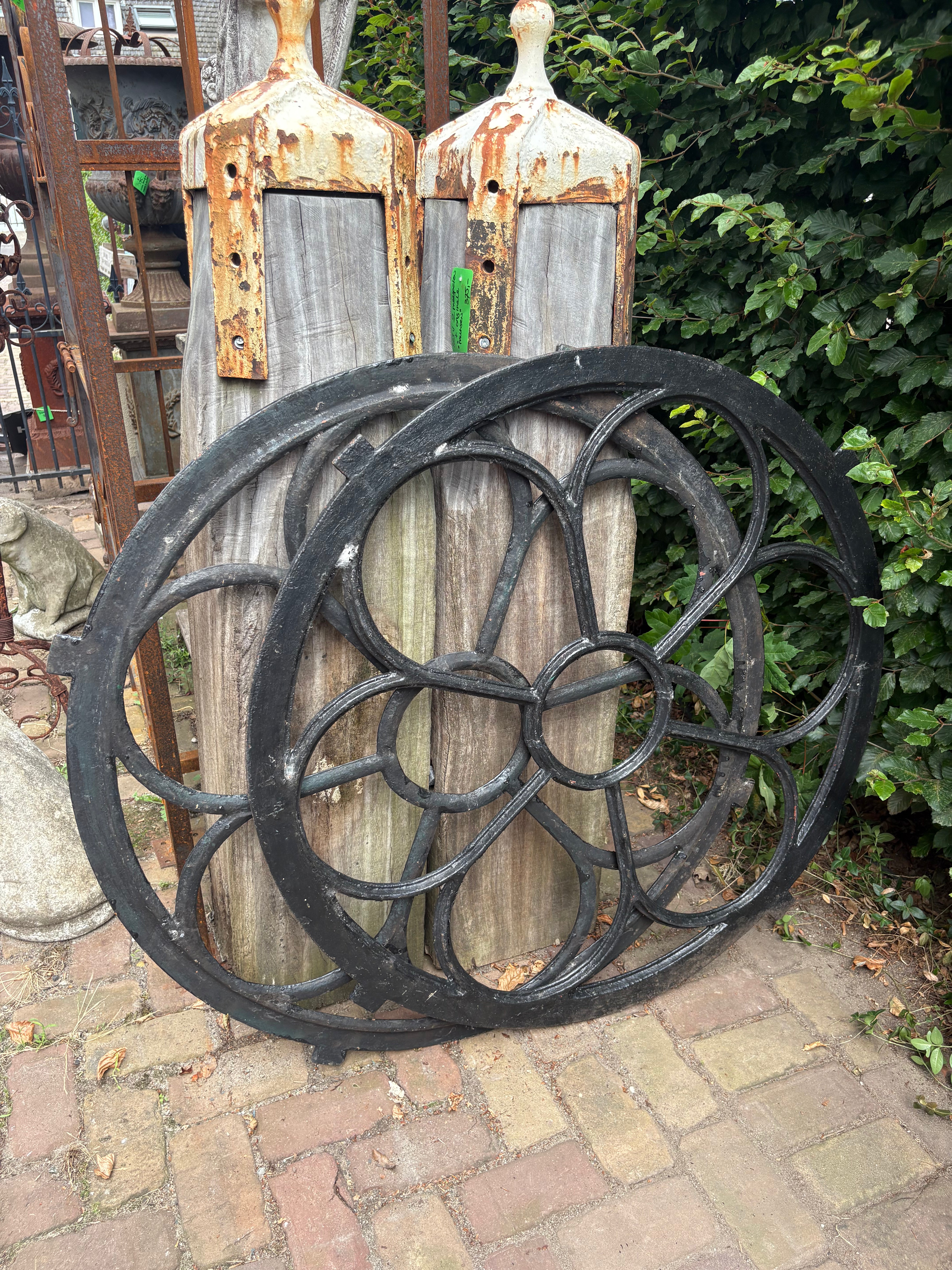 Zwaar oud smeedijzeren kerkraam van 1 meter doorsnede - Brocante bij Ingie