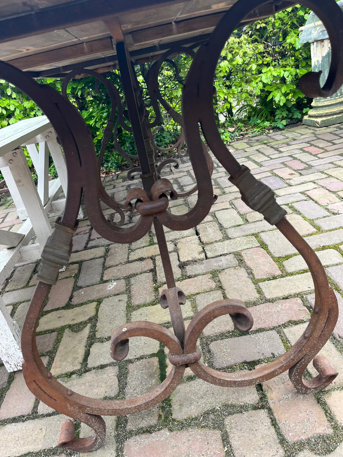 tuintafel, smeedijzer onderstel, teakhouten blad, uniek!