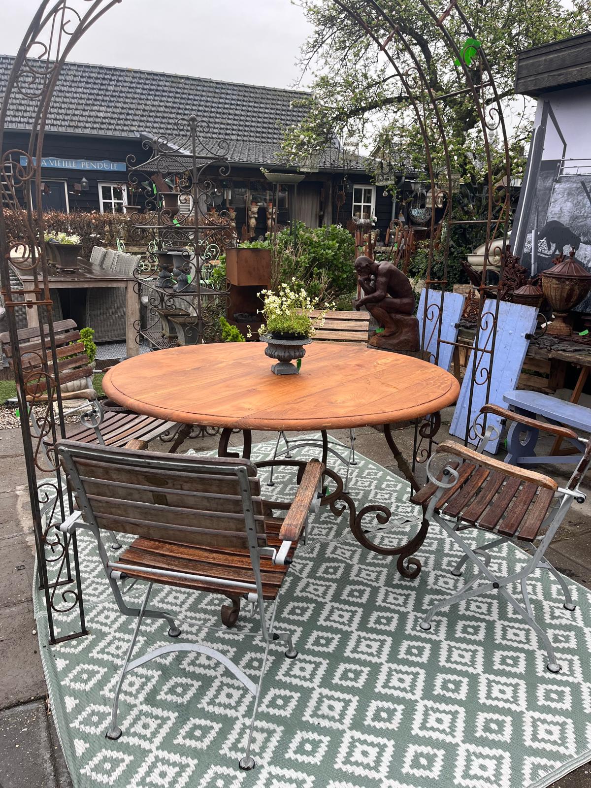 Landelijke (tuin) tafel rond, houten blad en zwaar smeedijzeren onderstel - Brocante bij Ingie