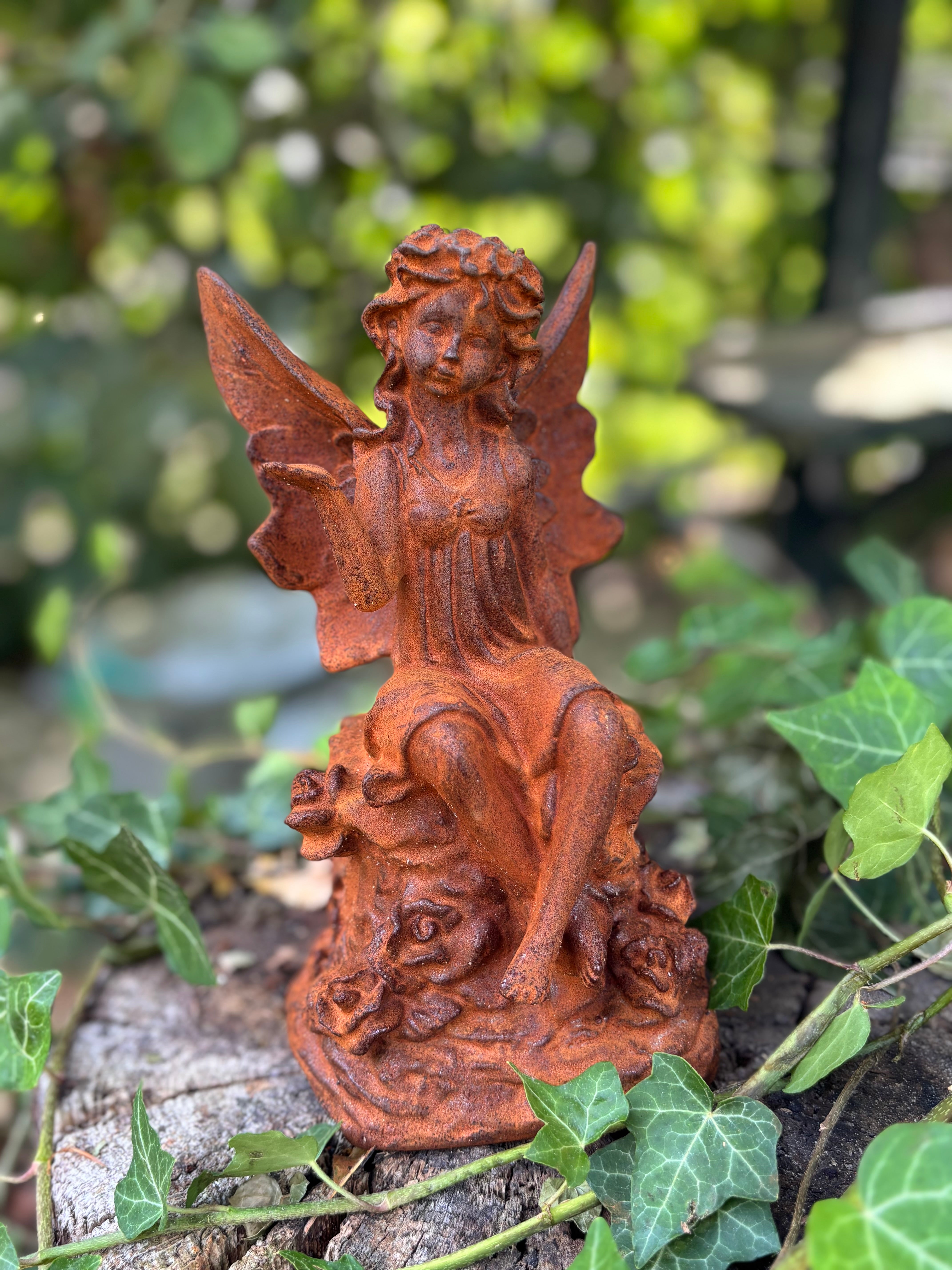 fee engel op steen met 1 handje omhoog - Brocante bij Ingie