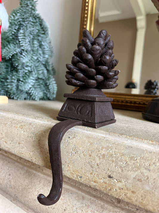 Krans/sok hanger dennenappel gietijzer - Brocante bij Ingie