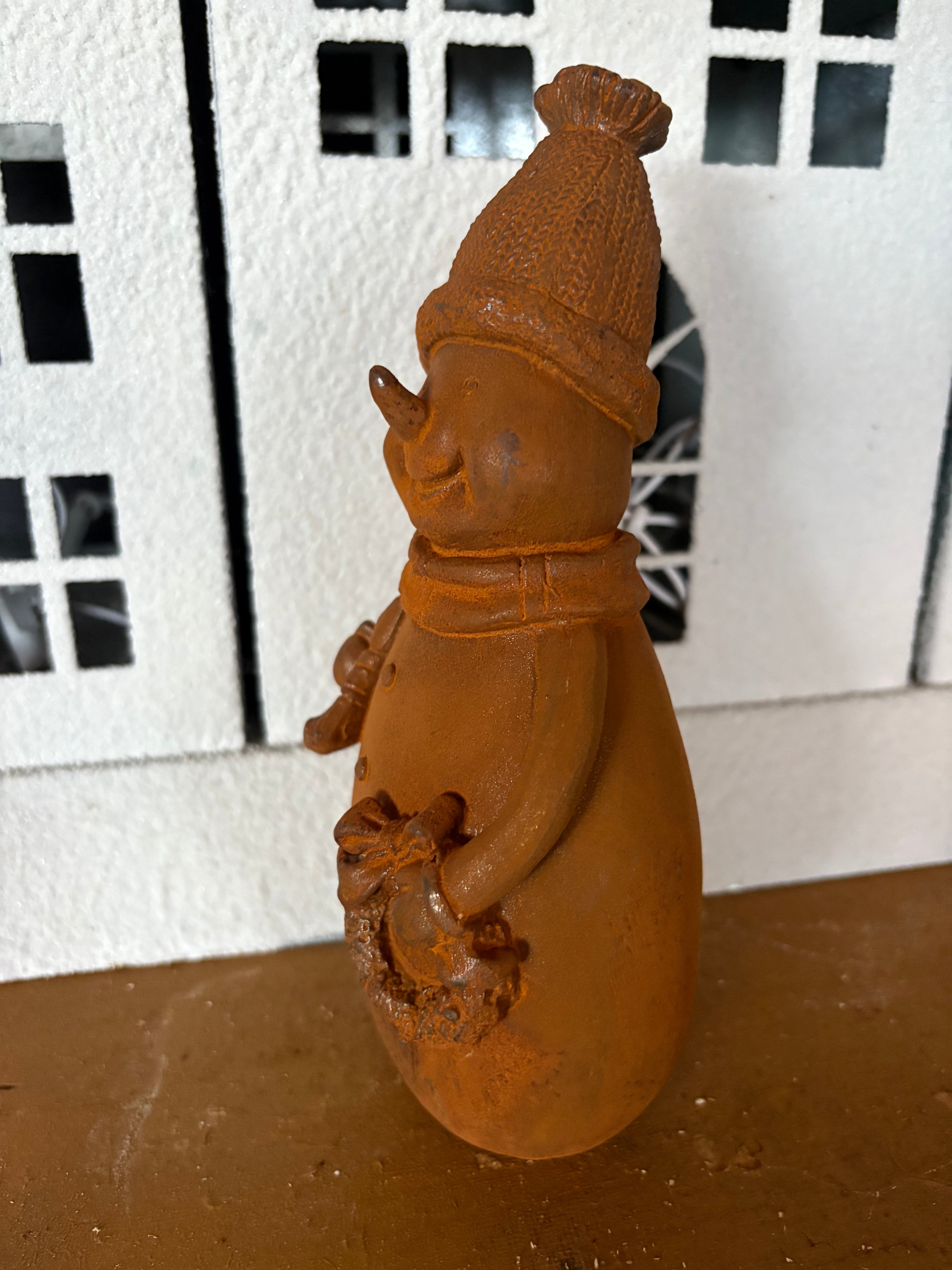 Kleine vrolijke sneeuwman van gietijzer