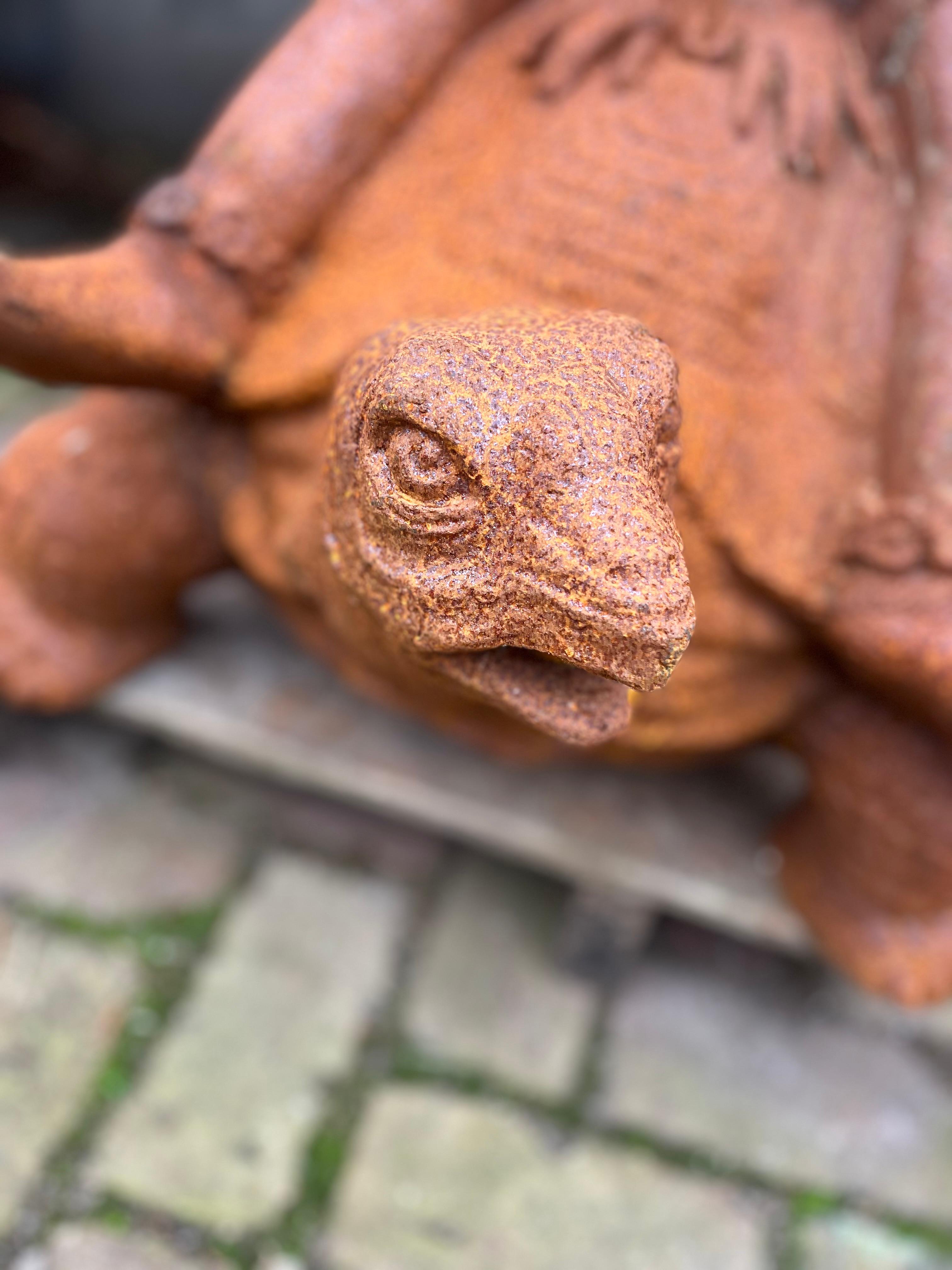 Zware gietijzeren engel zittend op schildpad