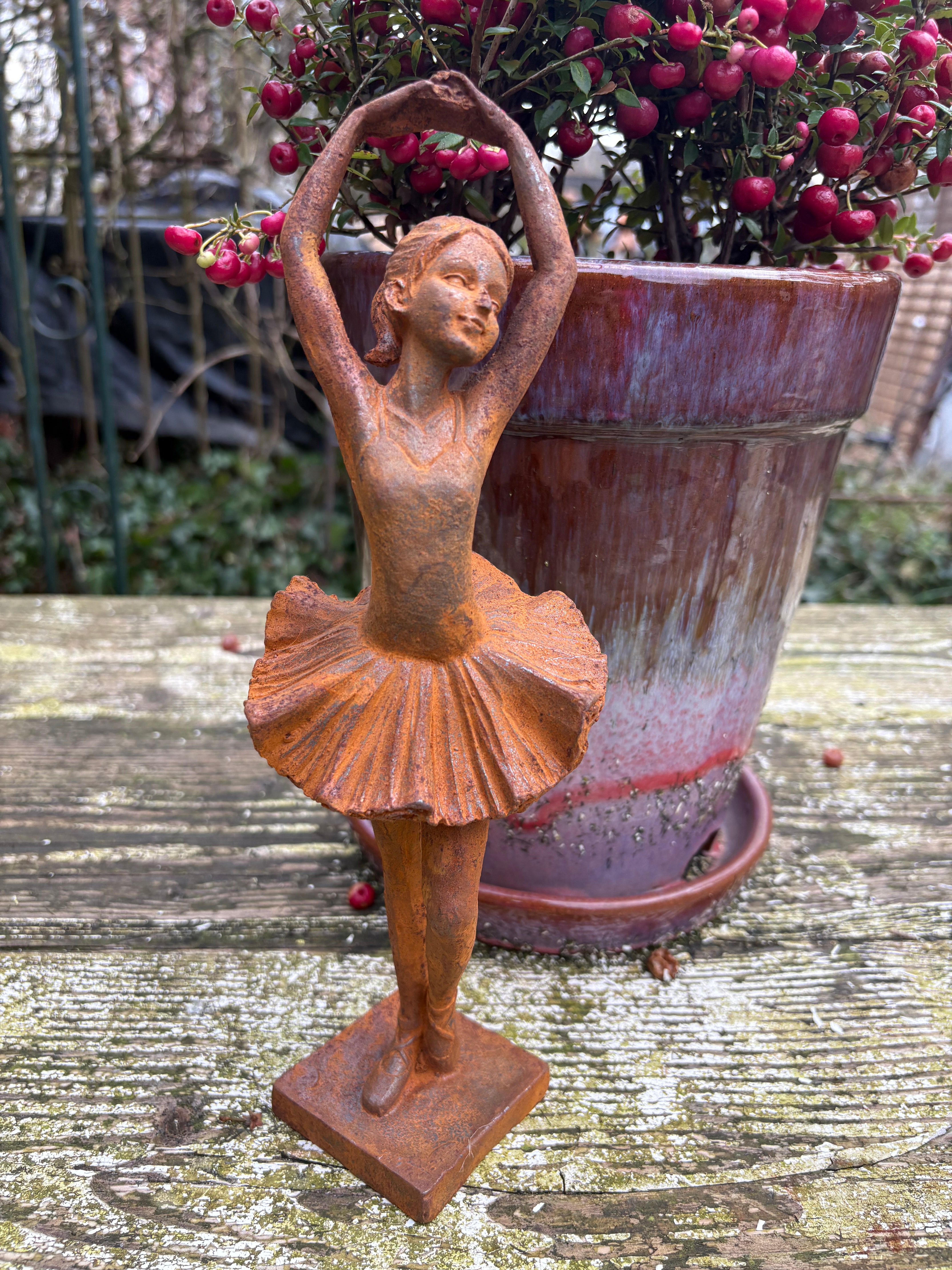 Ballerina in gietijzer handen omhoog klein - Brocante bij Ingie