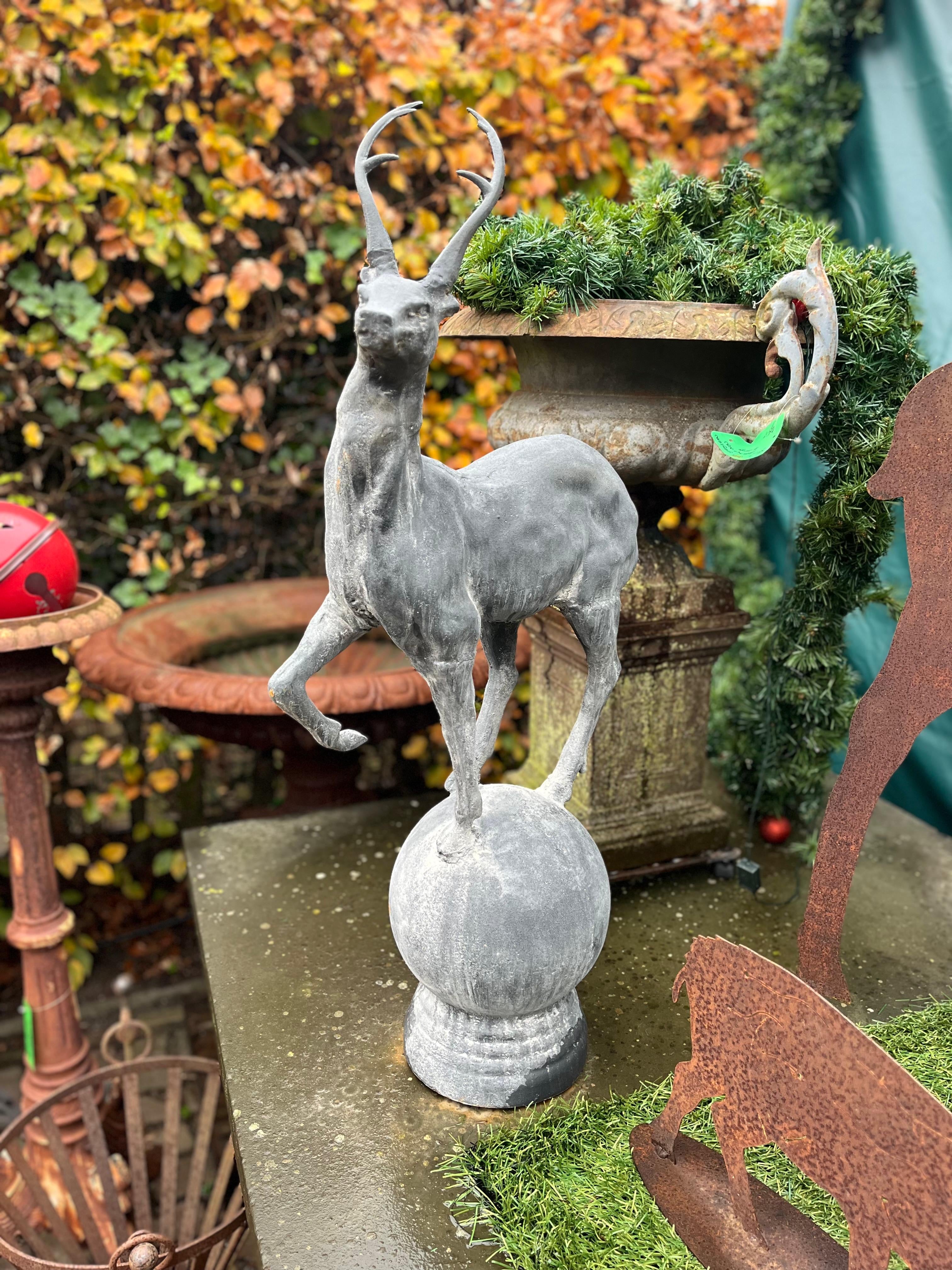 Gietijzeren hert op bol lood kleur