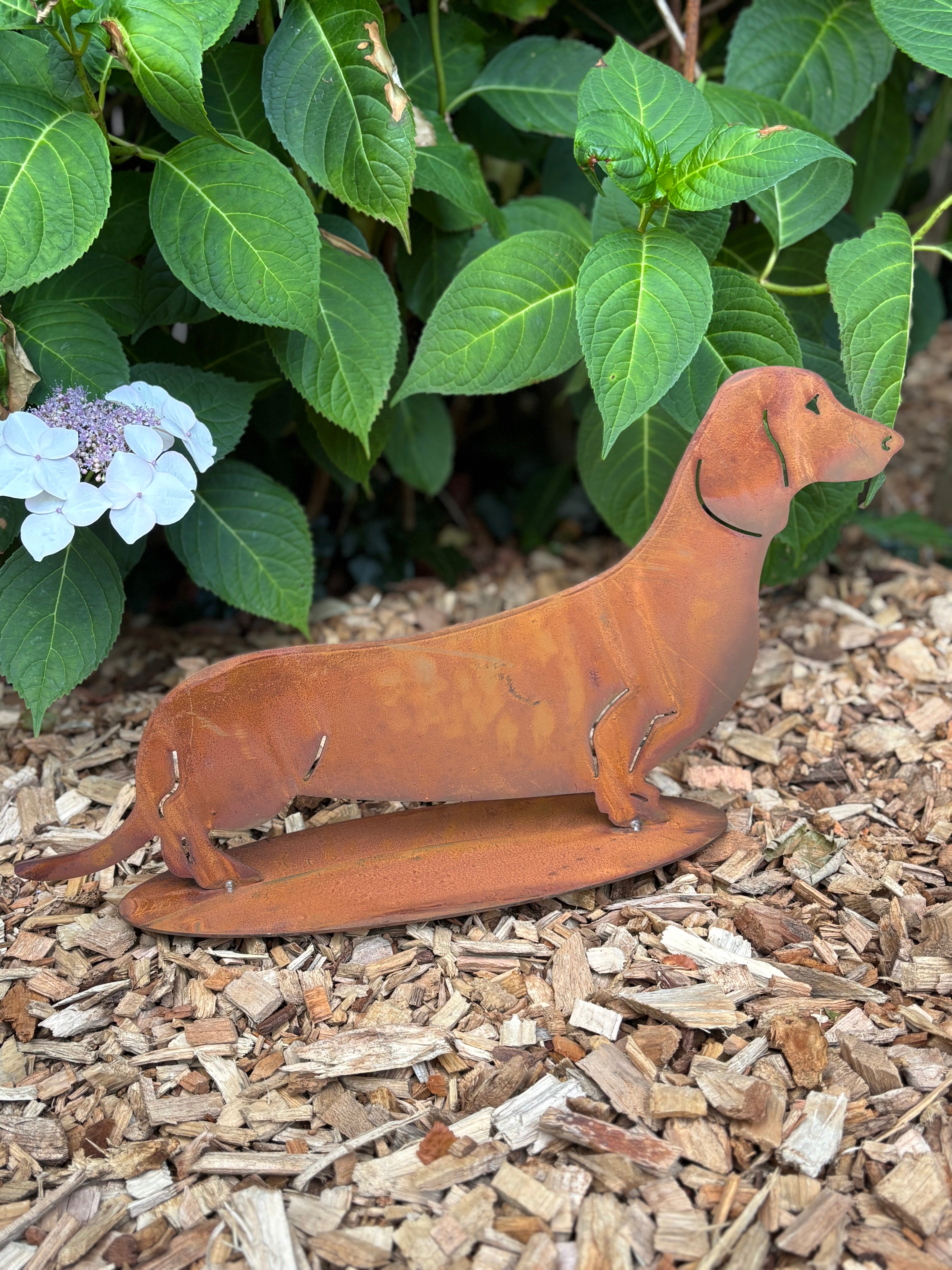 Gladde kleine teckel/ hond op plaat van eco roest - Brocante bij Ingie