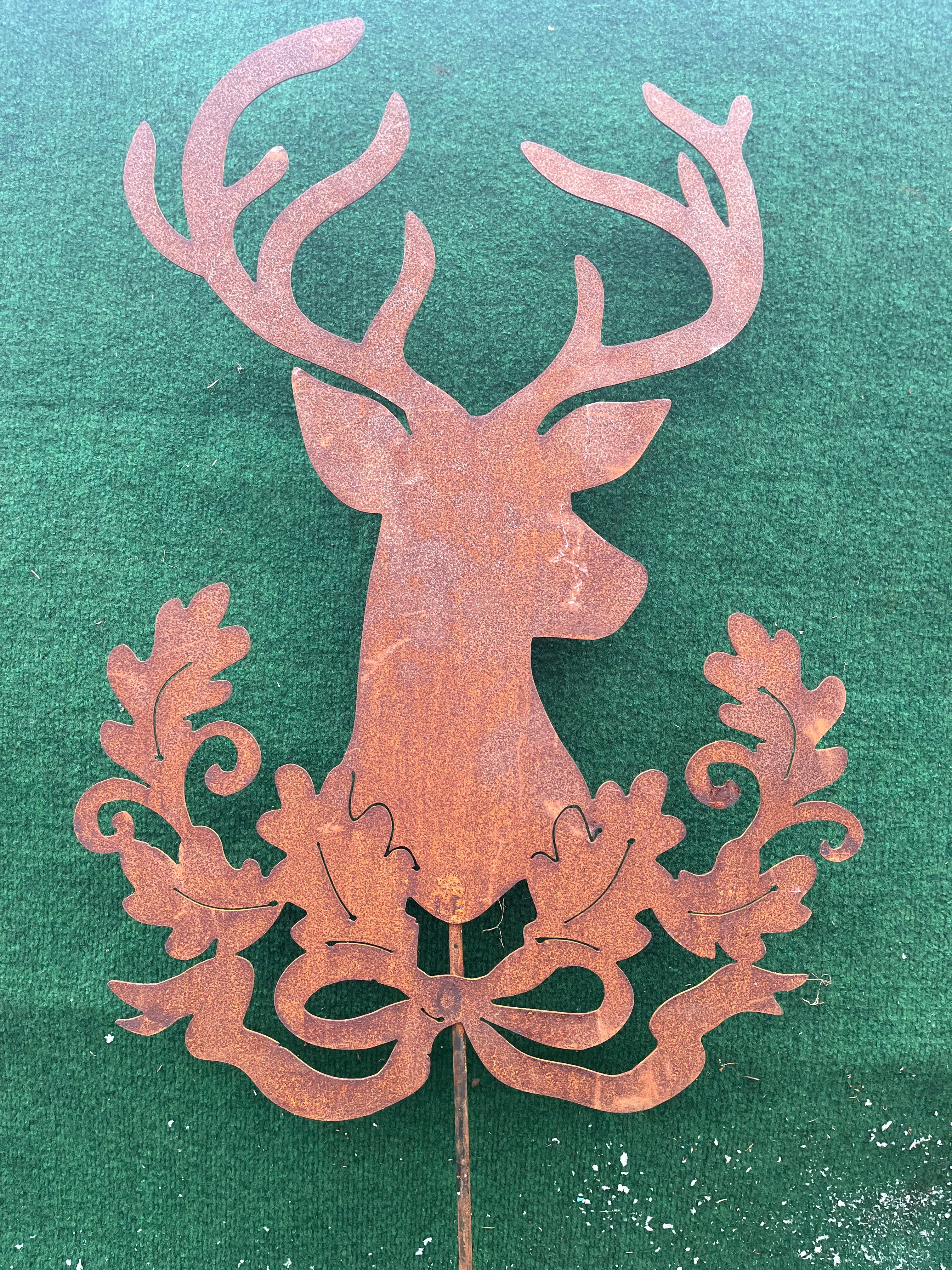 super groot Hert met eikenblad decoraties op plaat in eco-roest - Brocante bij Ingie