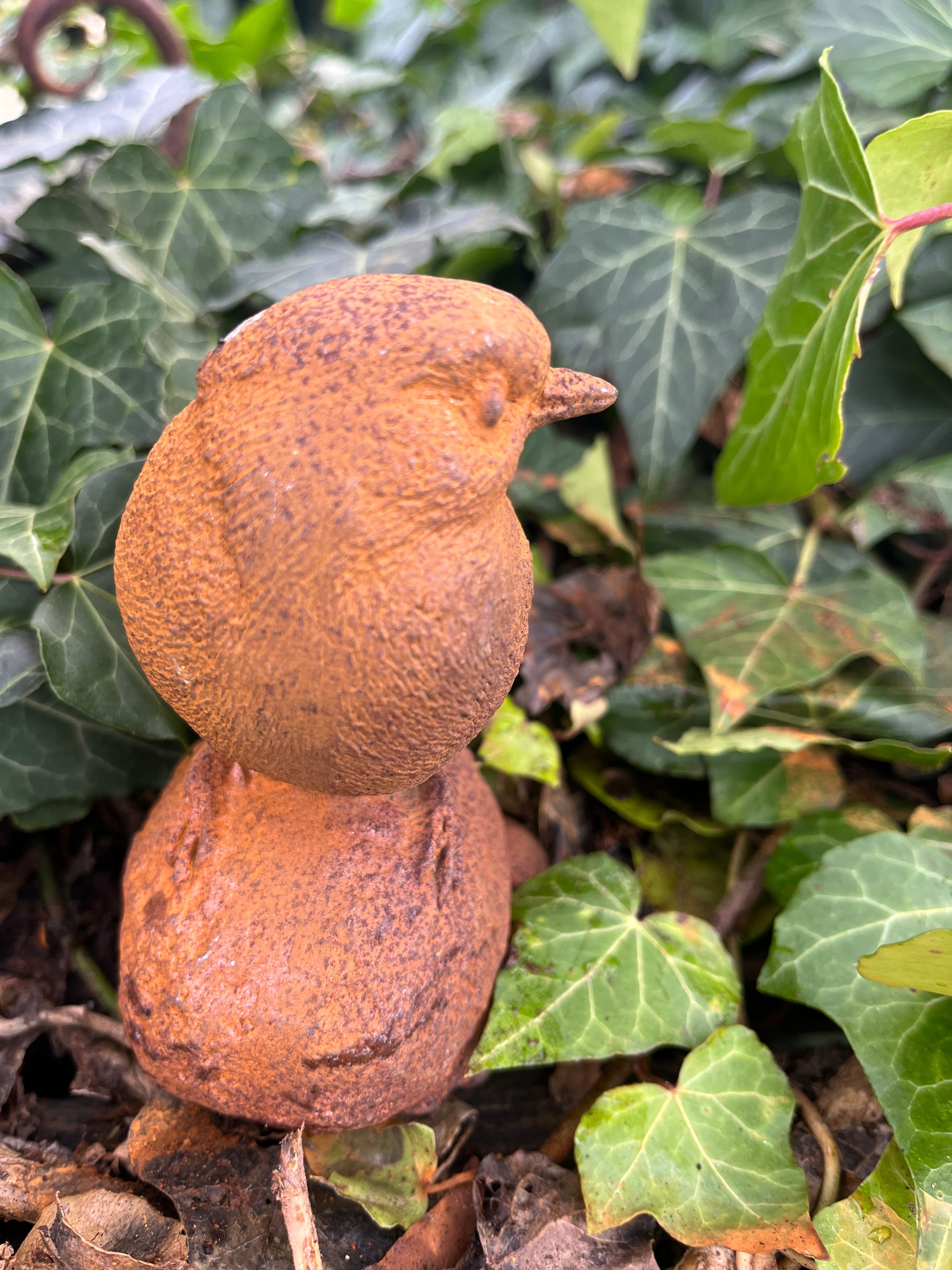 Vogeltje op rots van gietijzer (staartje rechts) - Brocante bij Ingie