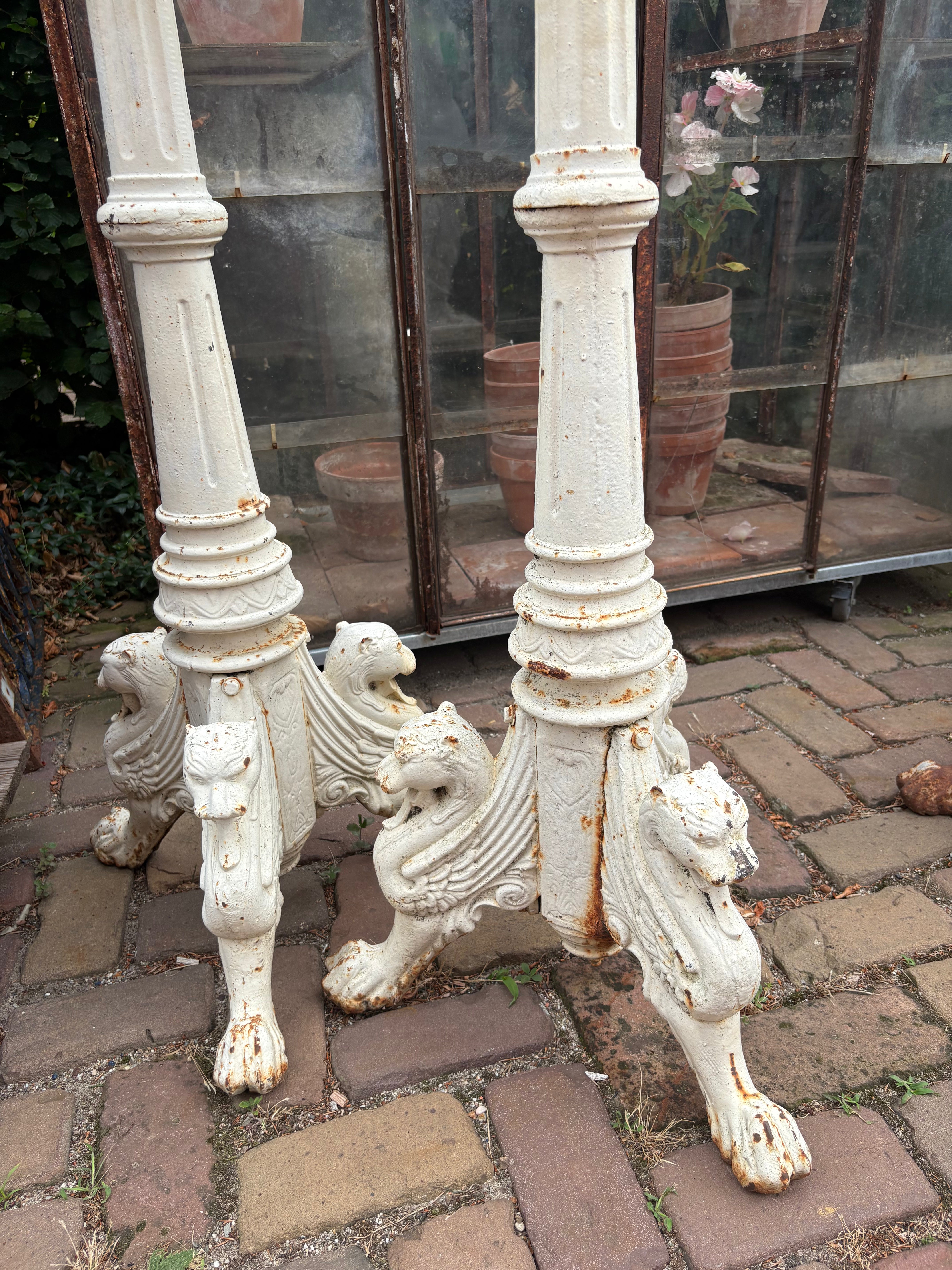 Gietijzeren set van 2 kasteel kandelaars wit/ roestkleurig - Brocante bij Ingie