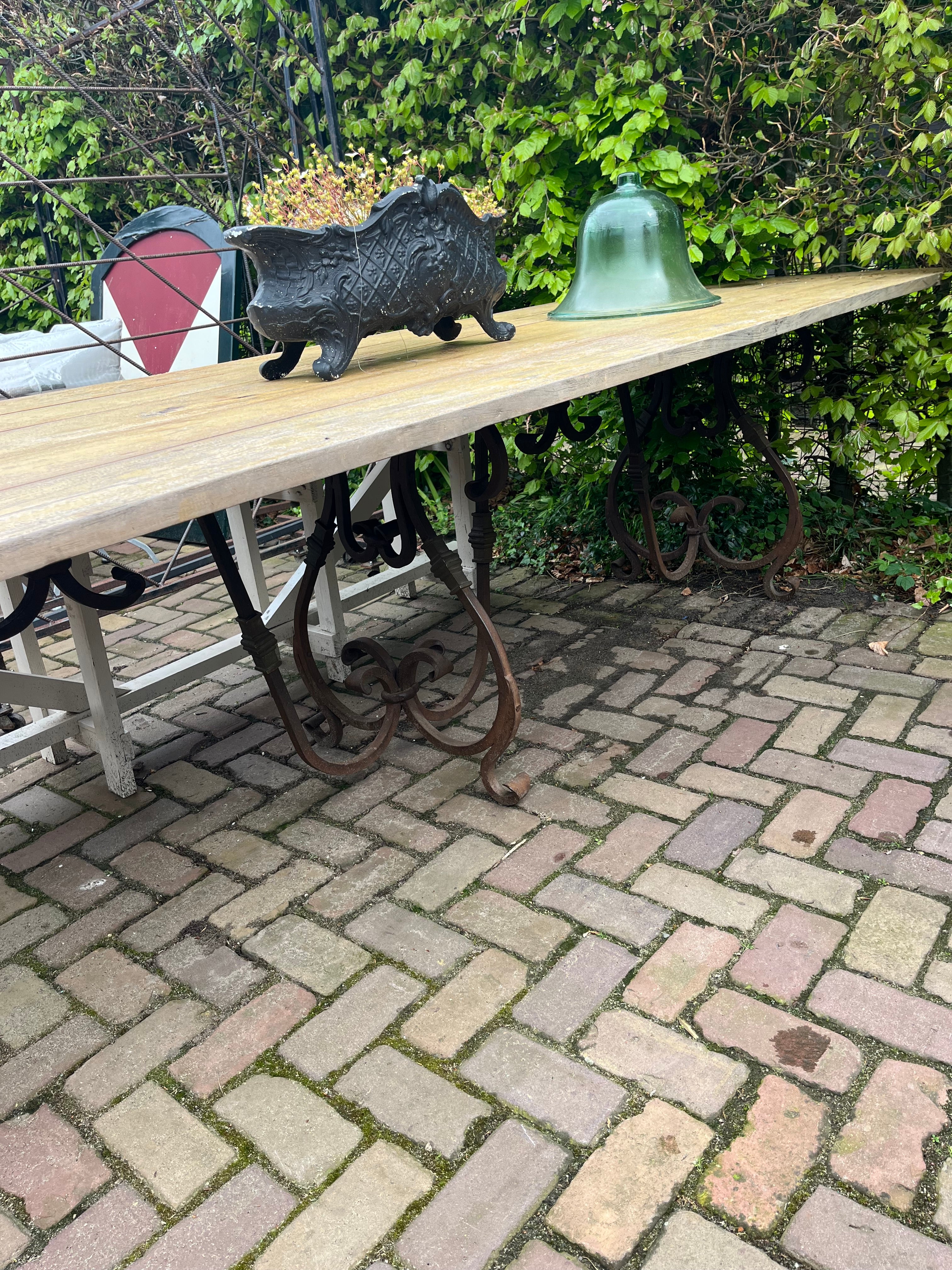 Zeer grote tuin tafel met eikenhout blad en zwaar smeedijzer onderstel - Brocante bij Ingie