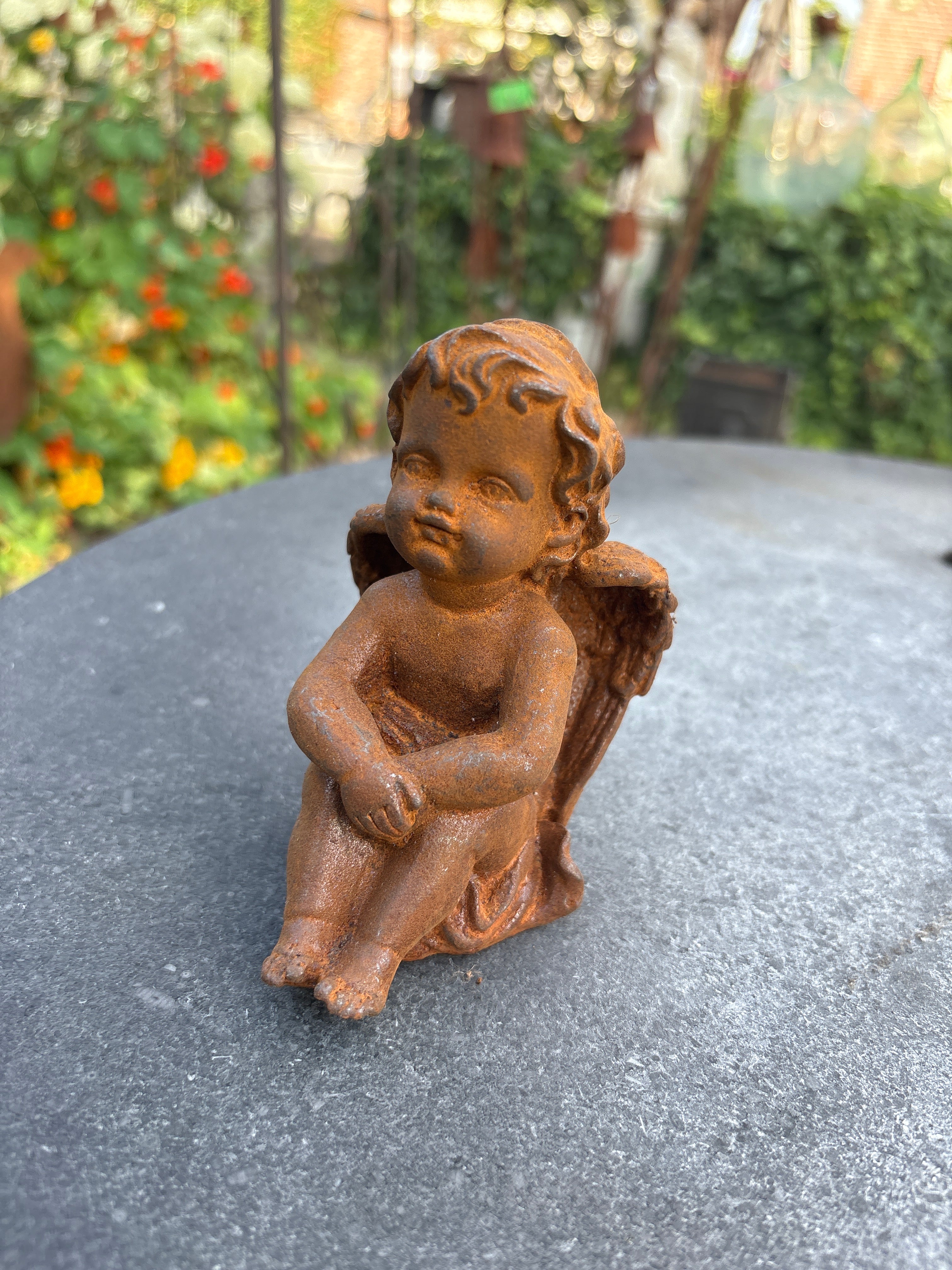 Lief klein engeltje van gietijzer - handjes op knietjes - Brocante bij Ingie