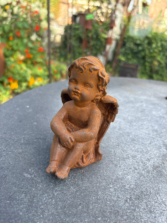 Lief klein engeltje van gietijzer - handjes op knietjes
